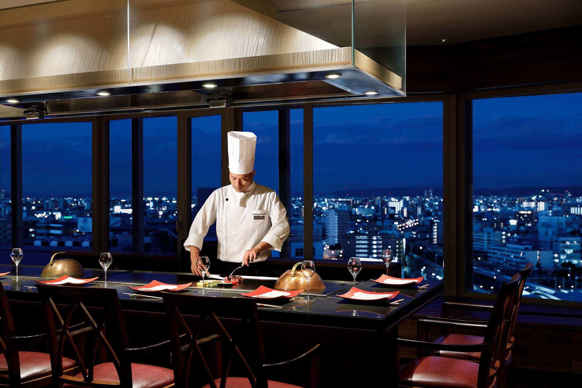 鉄板焼きディナープラン「Silent Harmony」はフォアグラや活け鮑、国産黒毛和牛などを楽しめる特別コースを一花一葉で提供。花火は食前または食後にホテル内特別席で鑑賞（ドリンク・おつまみ付き）