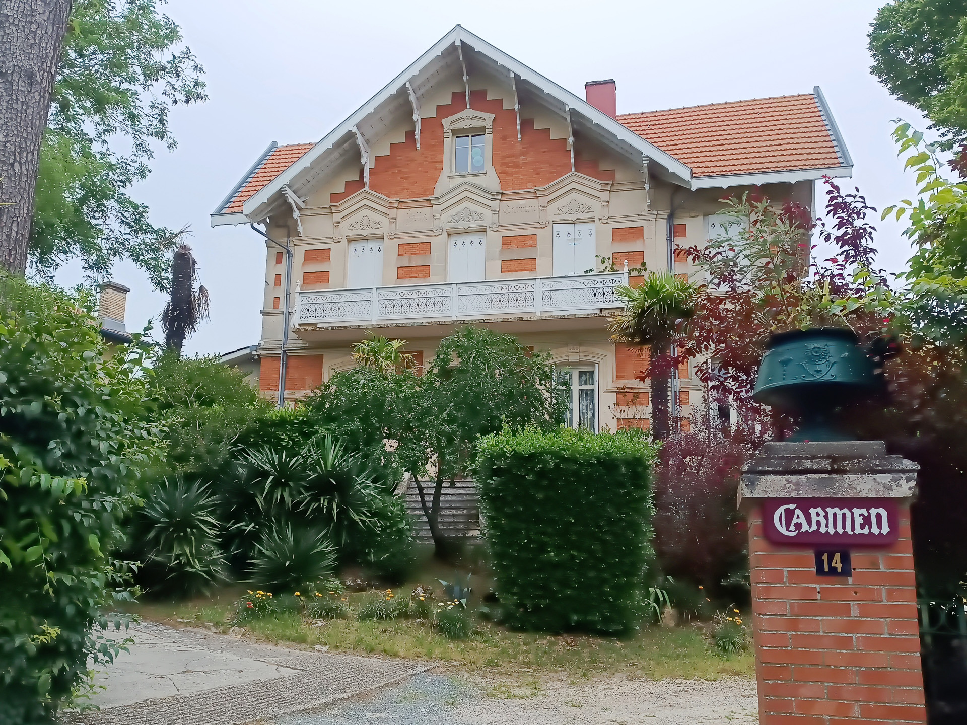 冬の町にある、アルカション様式の美しい建物