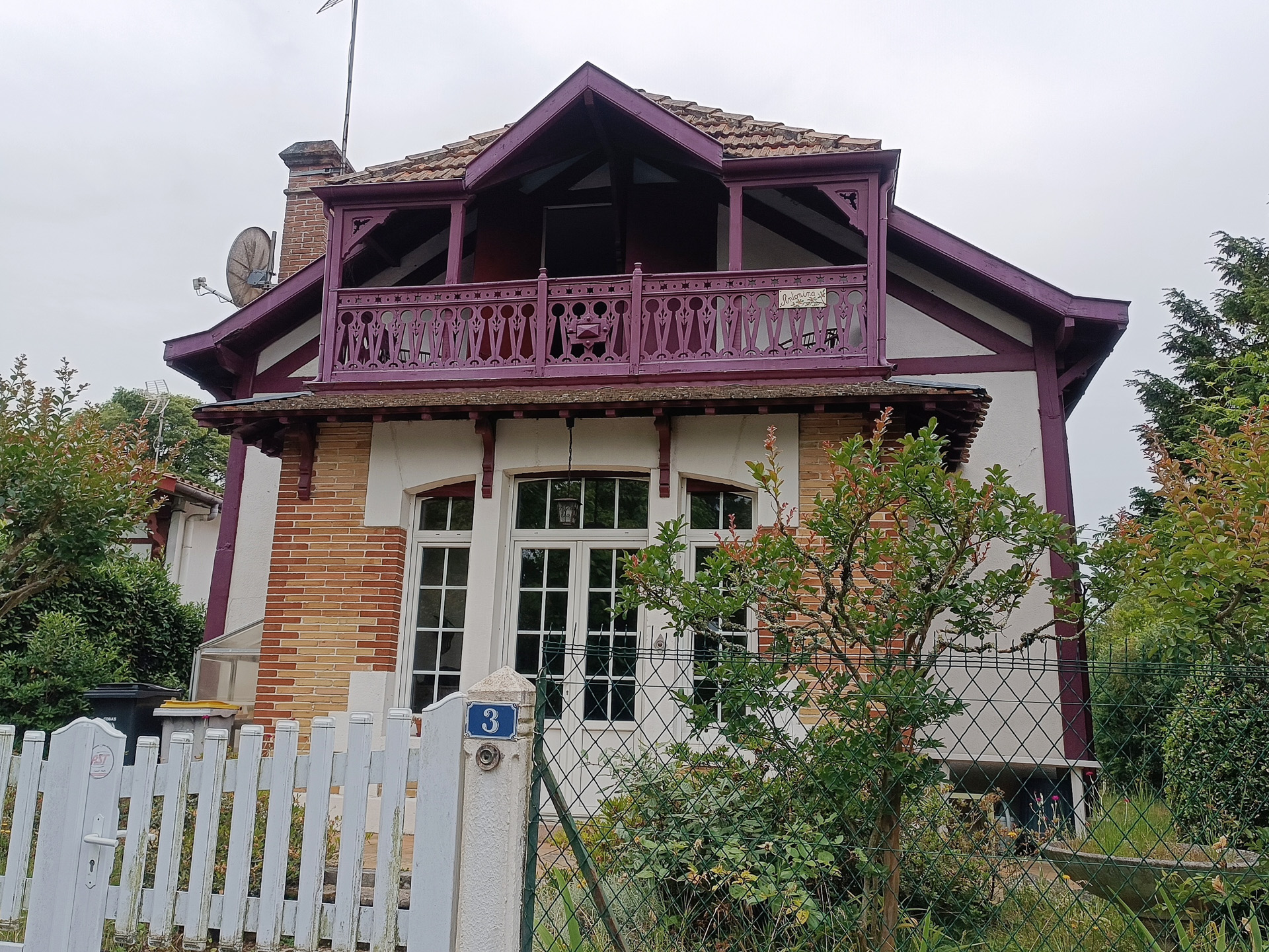 冬の町にある、アルカション様式の美しい建物