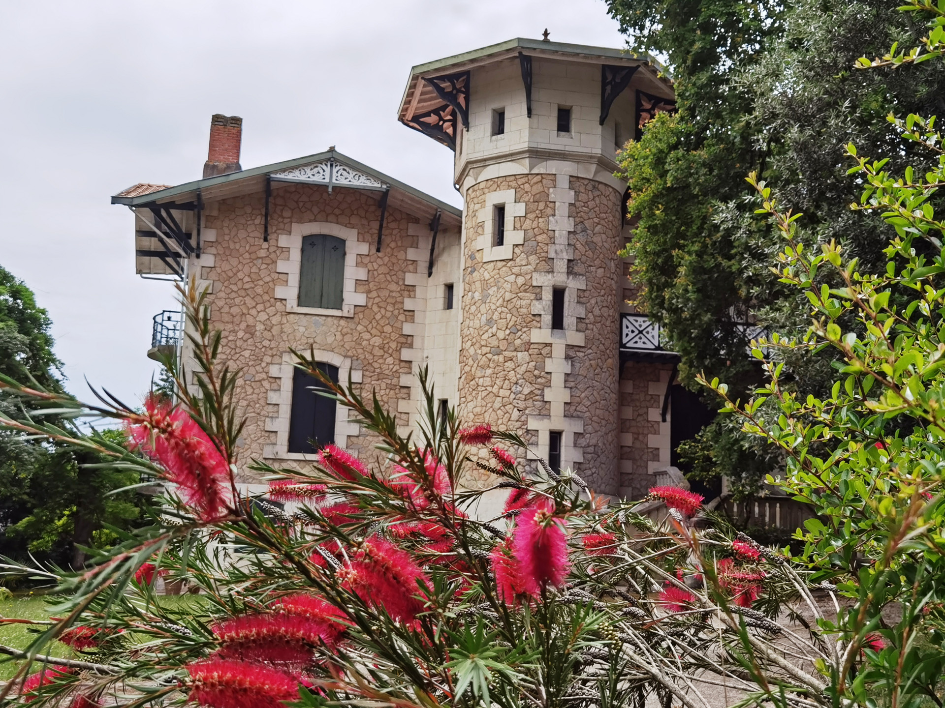 冬の町にある、アルカション様式の美しい建物