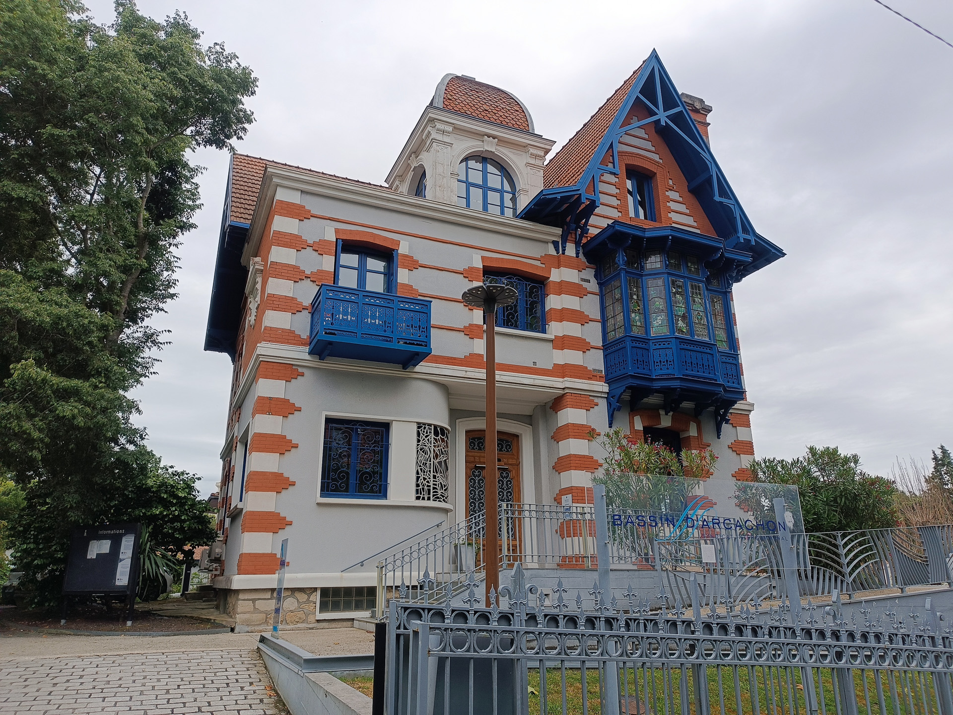 冬の町にある、アルカション様式の美しい建物