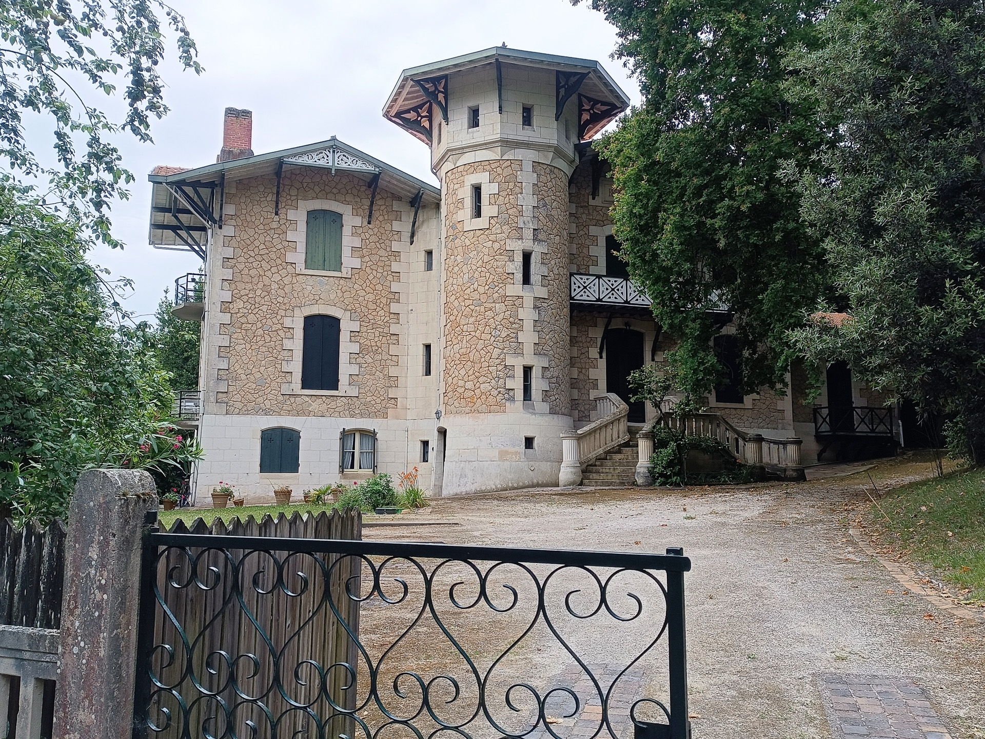 冬の町にある、アルカション様式の美しい建物