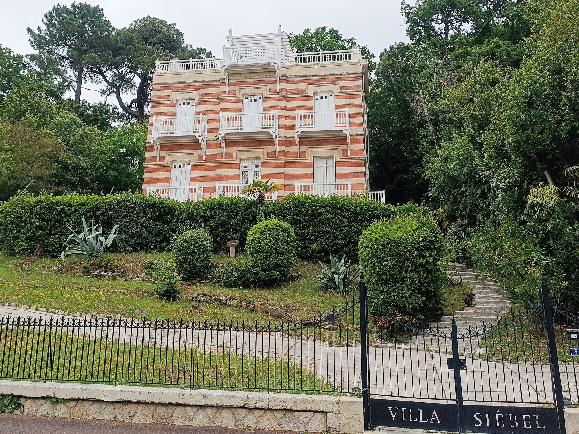 冬の町にある、アルカション様式の美しい建物