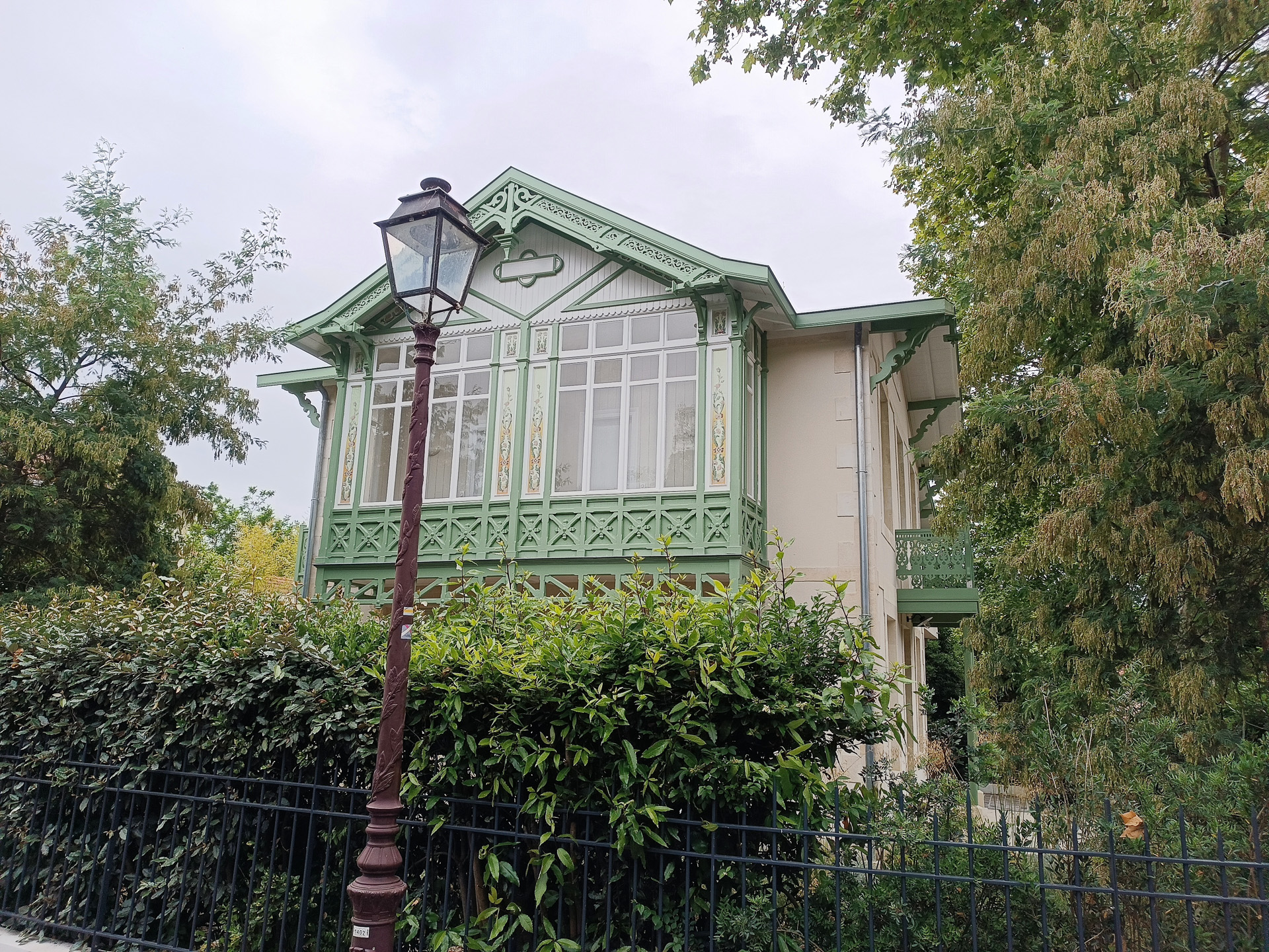 冬の町にある、アルカション様式の美しい建物