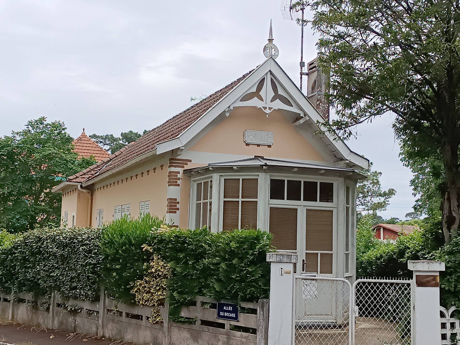 冬の町にある、アルカション様式の美しい建物