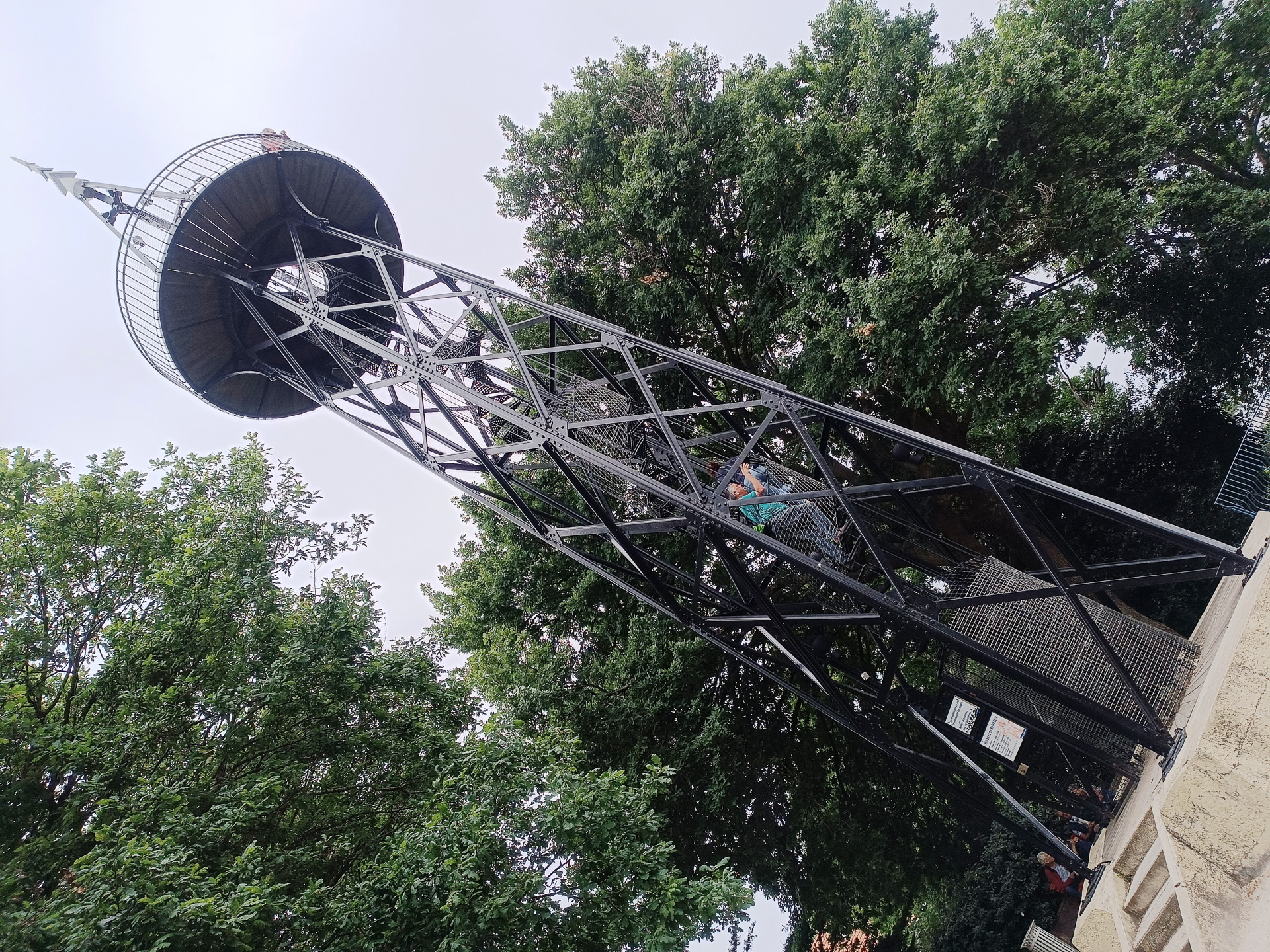 冬の町にある鉄塔を上ると、アルカションの町を一望できます。この鉄塔建設には、エッフェル塔の設計に関わったギュスターヴ・エッフェルも設計の補佐として入っています