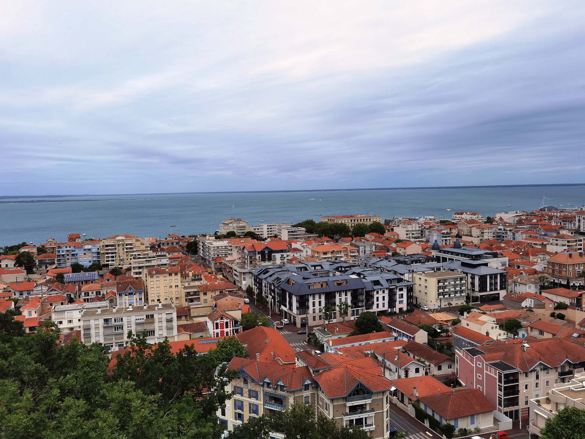 冬の町にある鉄塔を上ると、アルカションの町を一望できます。この鉄塔建設には、エッフェル塔の設計に関わったギュスターヴ・エッフェルも設計の補佐として入っています