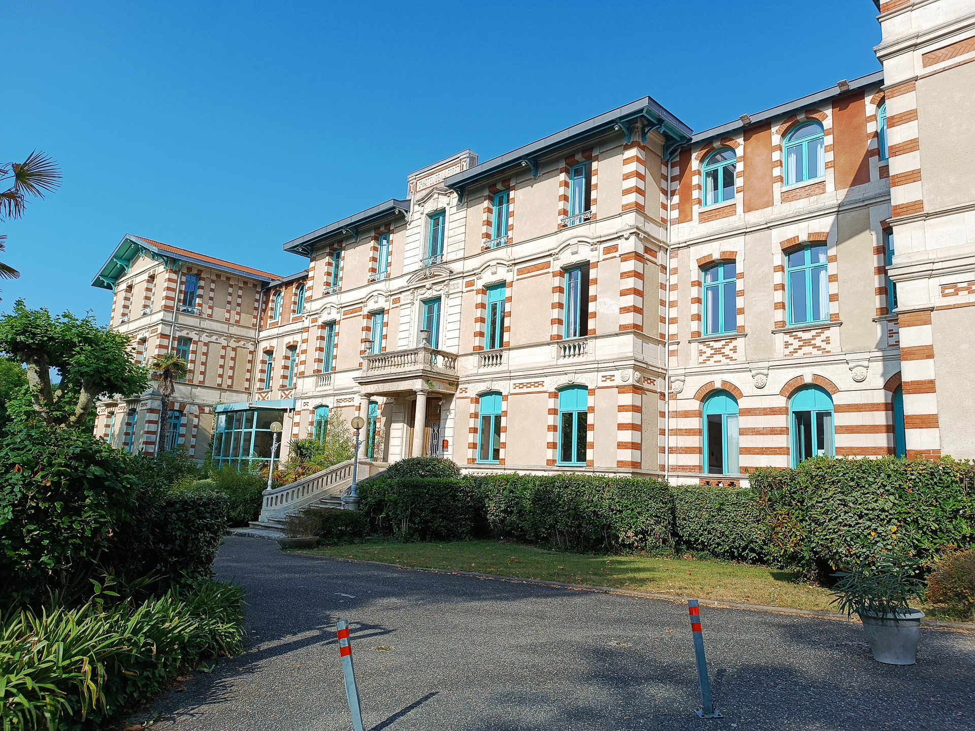 <a href="https://www.vacancesbleues.fr/en/holidays-in-france/south-west/arcachon-villa-regina-residence" class="n" target="_blank">Residence Villa Regina</a>