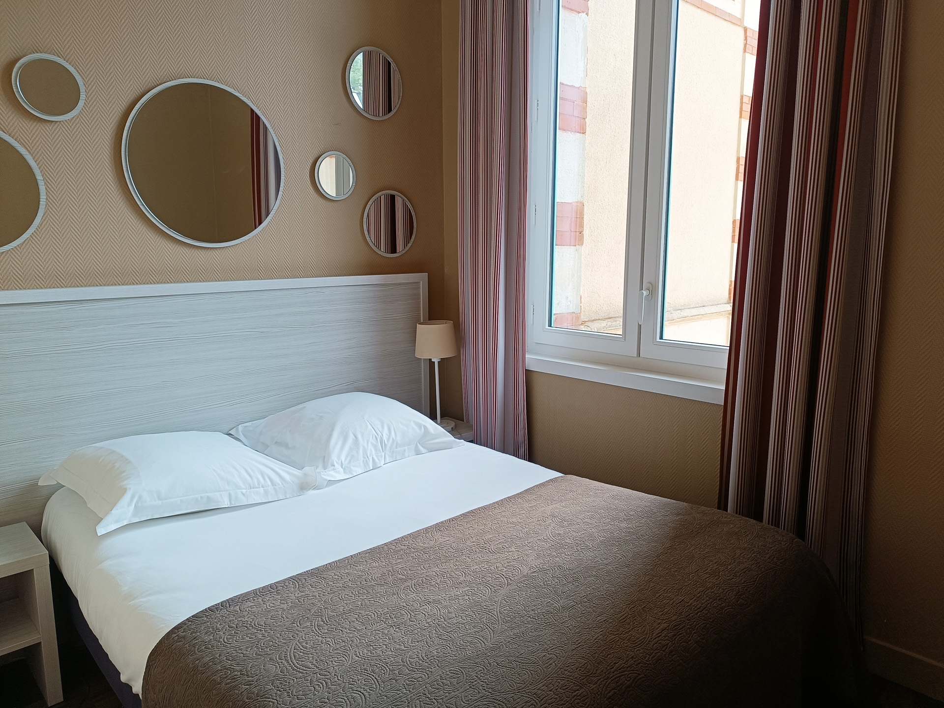 <a href="https://www.vacancesbleues.fr/en/holidays-in-france/south-west/arcachon-villa-regina-residence" class="n" target="_blank">Residence Villa Regina</a>