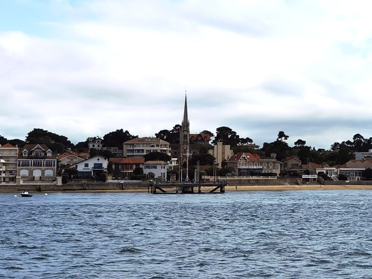 海から見るアルカションの町