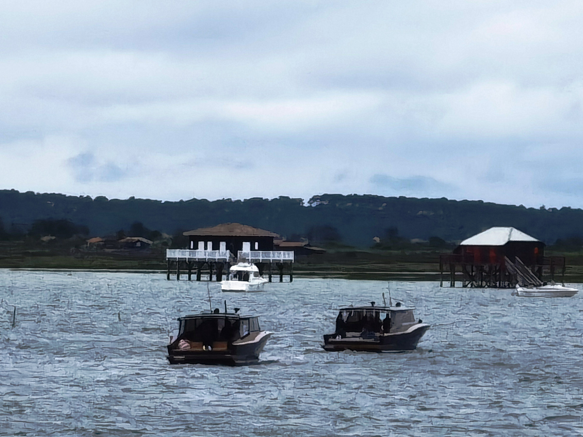 アルカション湾に浮かぶ「鳥の島」にある養殖牡蠣の元監視小屋