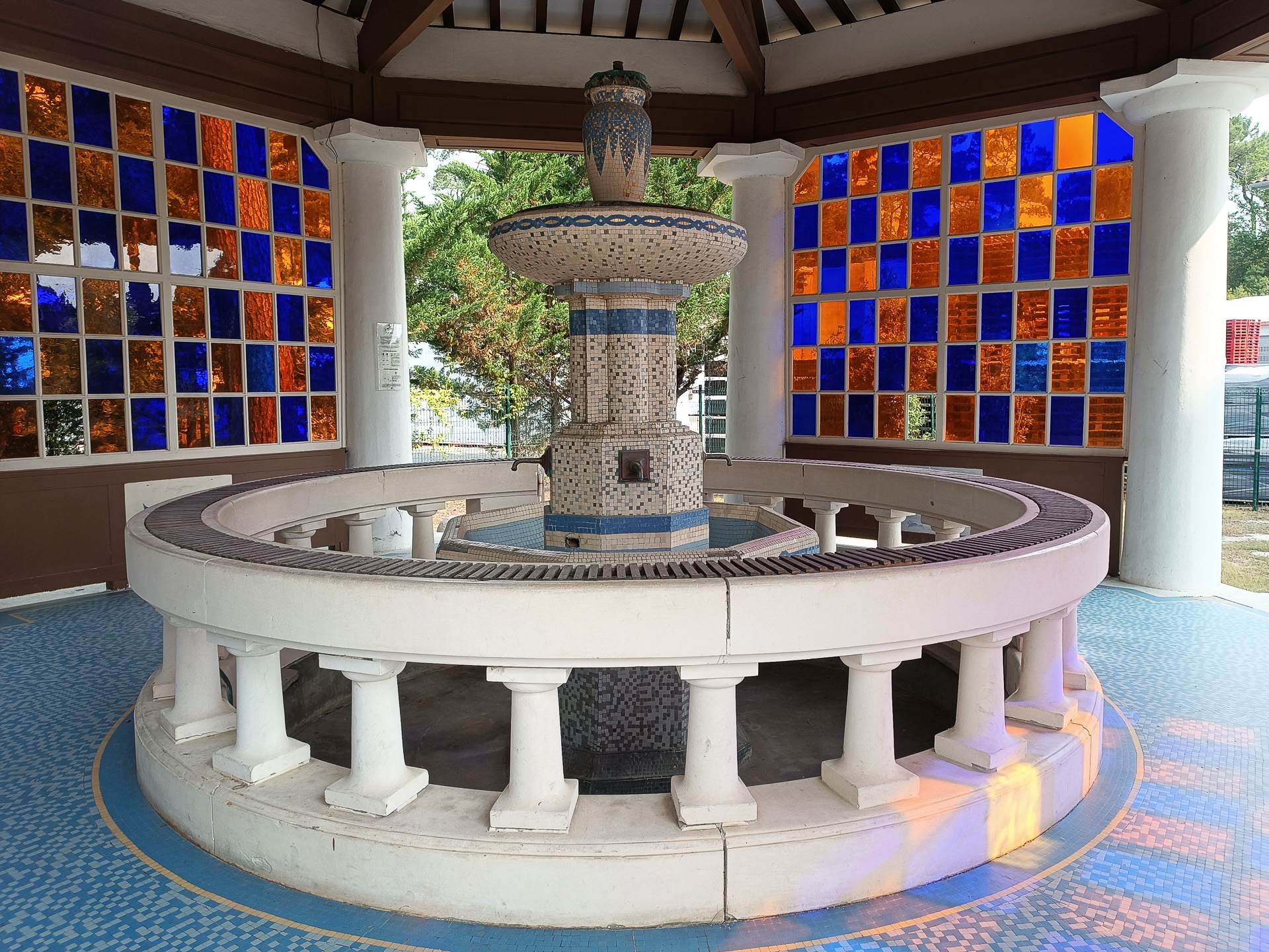 アバティーユ水源は1923年に発見されました。ミネラル含有量が非常に少ないために体への負担が少なく、治療効果が高い水とされています