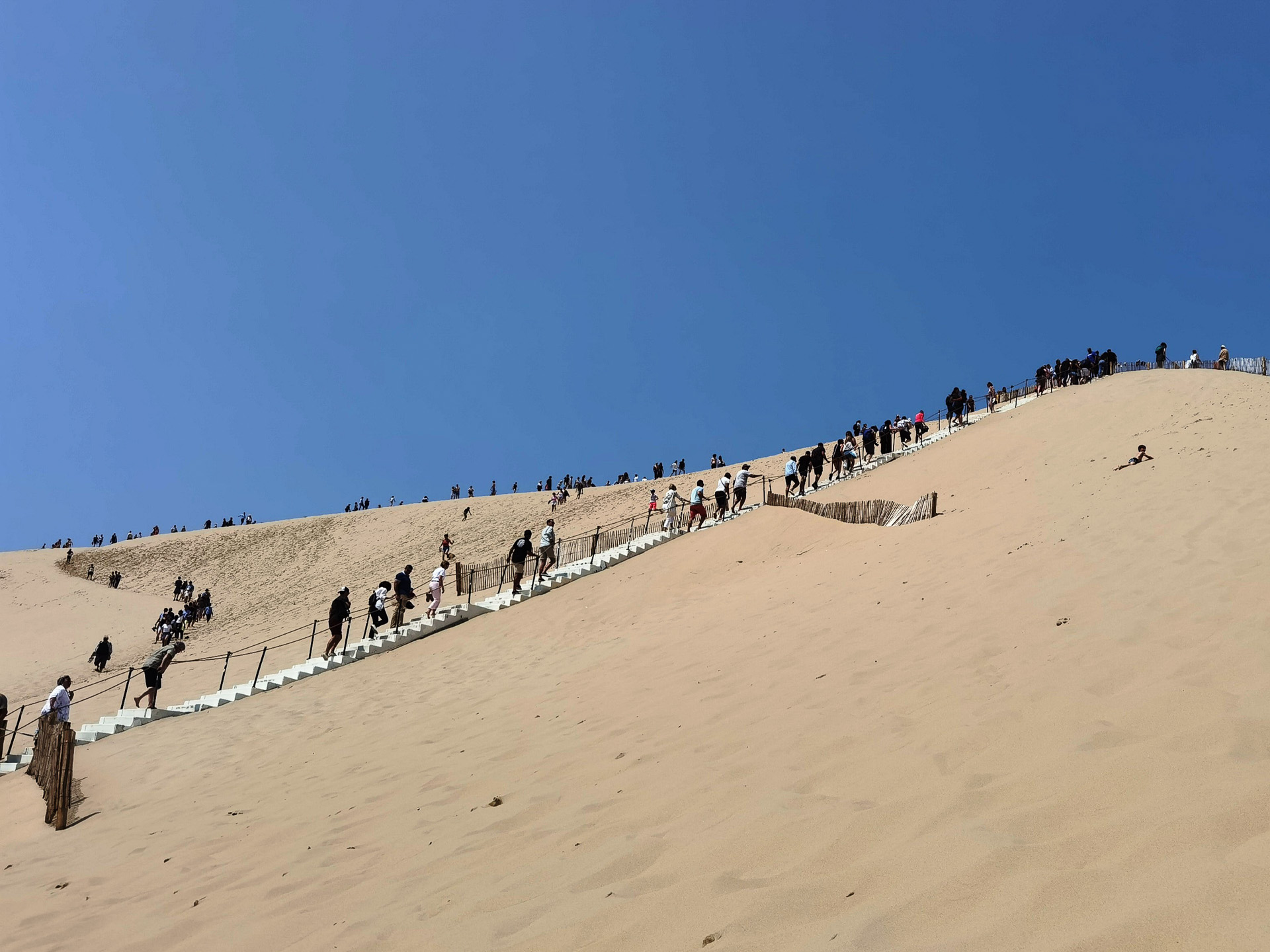 ピラ砂丘へ上る仮設階段