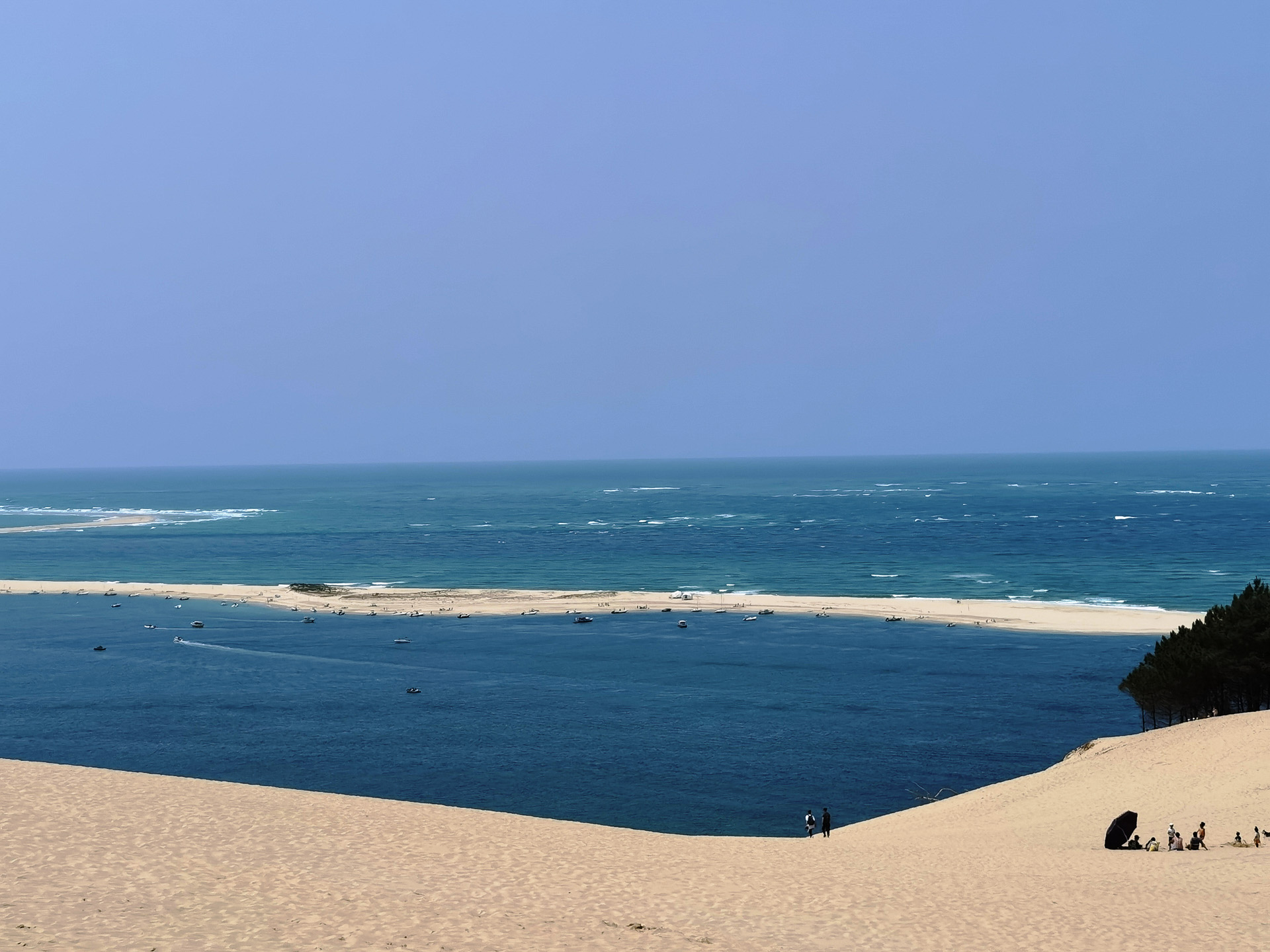 ピラ砂丘の向かいにある広大な砂州、Banc d'Arguinは風や潮の流れによって形が変わります。船でのみアクセス可能