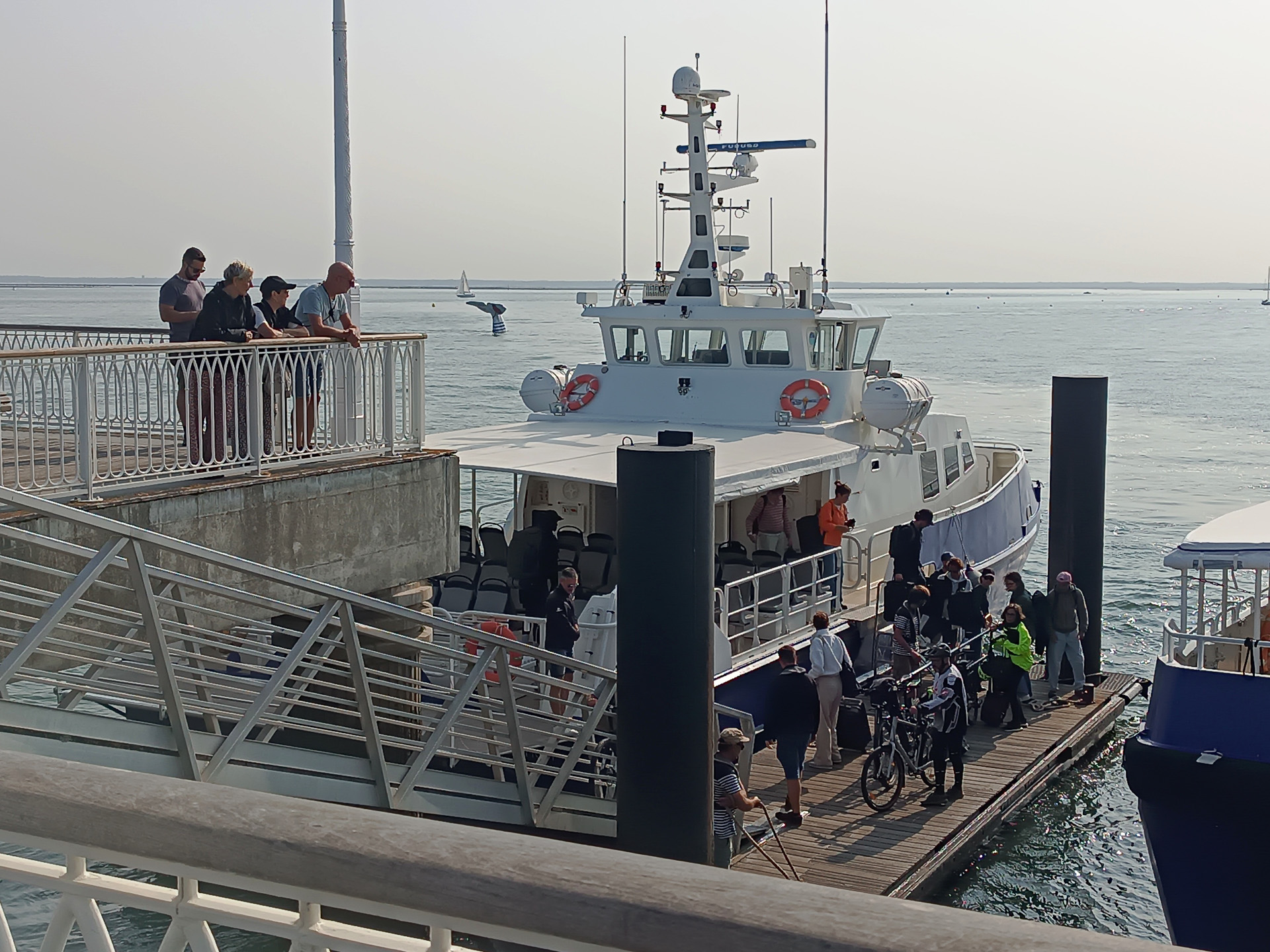 Cap Ferretには船で、借りた自転車を持ち込んで行きました。自転車は現地でレンタルすることも可能です。着いたときは干潮時のため、船が砂に乗り上げていました