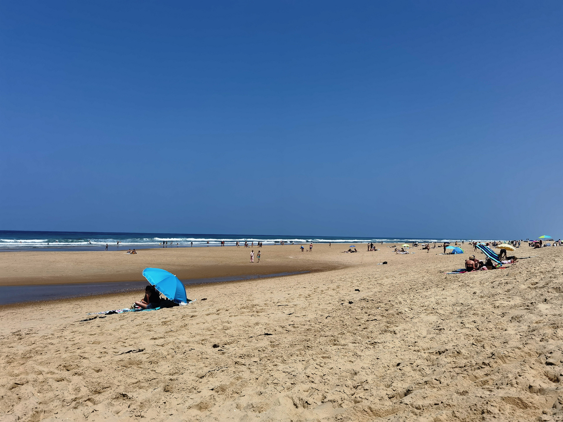 ビーチには第二次世界大戦中にナチス・ドイツが建設した防空壕が残されていました