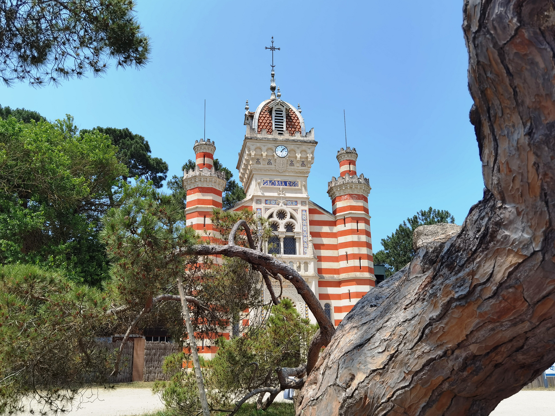 フランスとアルジェリアの歴史的文化交流を象徴する、アルジェリア風の礼拝堂