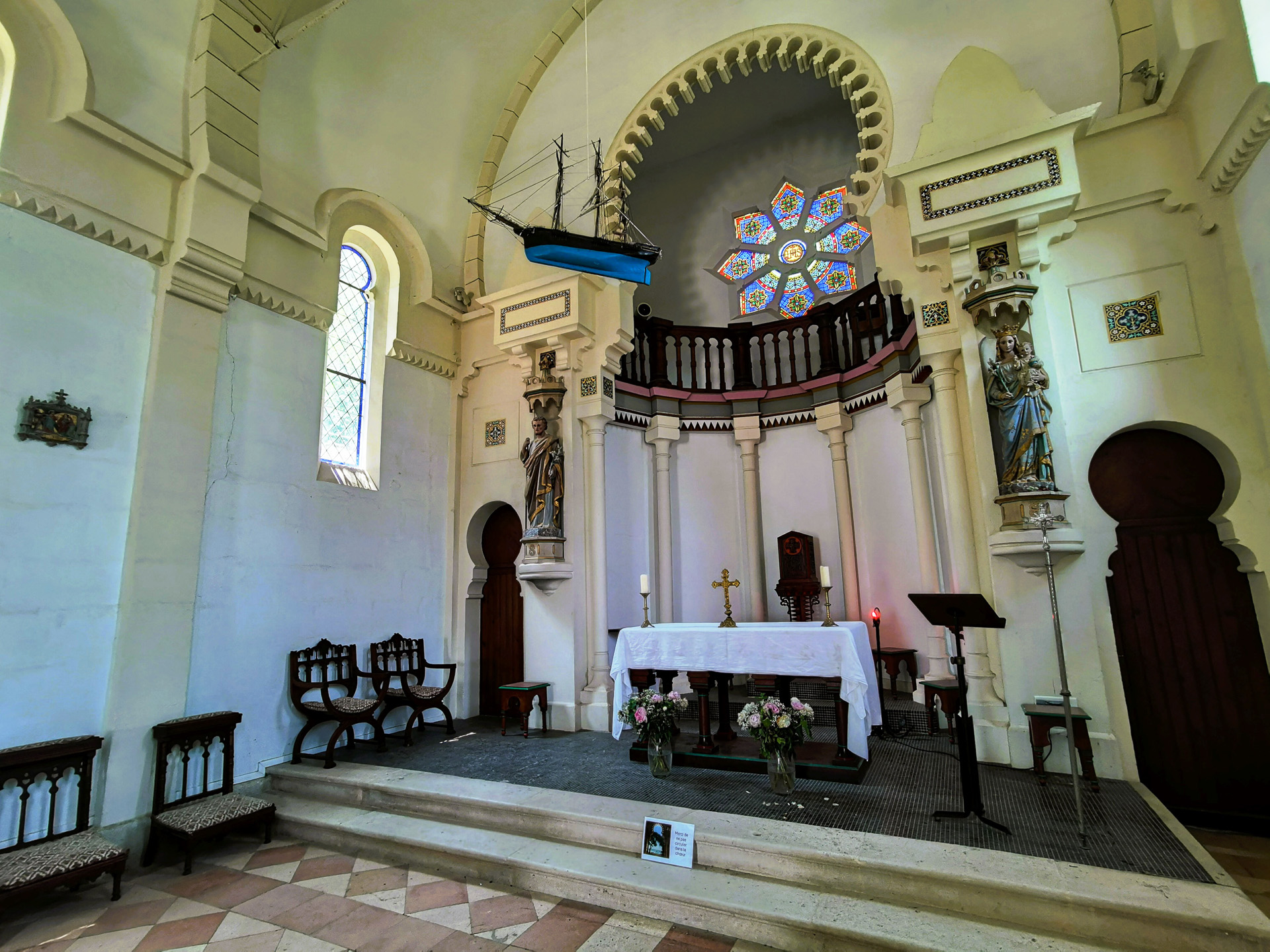 フランスとアルジェリアの歴史的文化交流を象徴する、アルジェリア風の礼拝堂