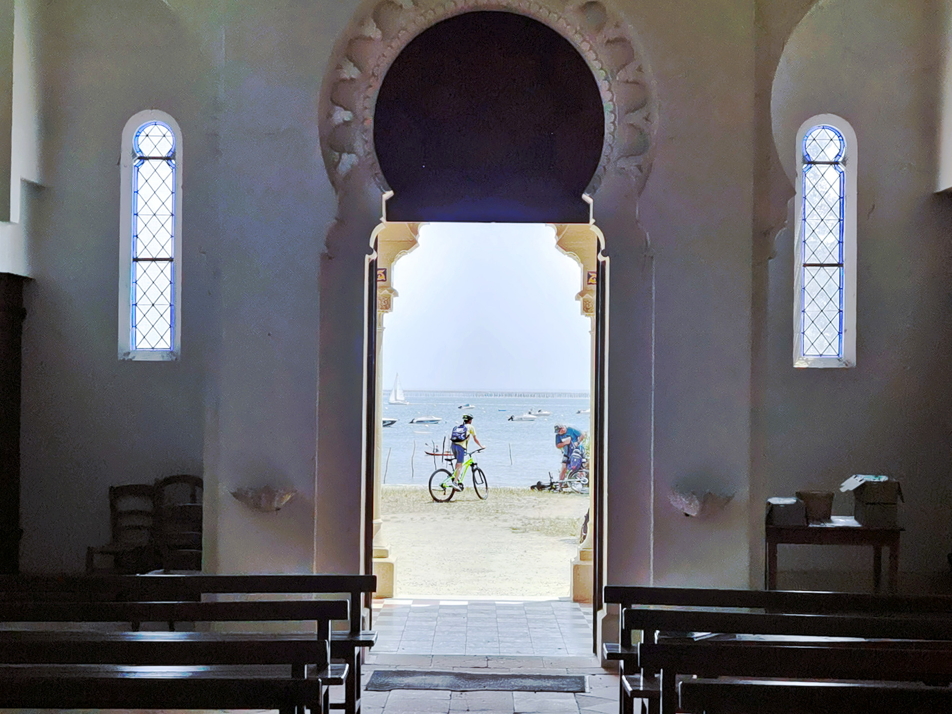 フランスとアルジェリアの歴史的文化交流を象徴する、アルジェリア風の礼拝堂