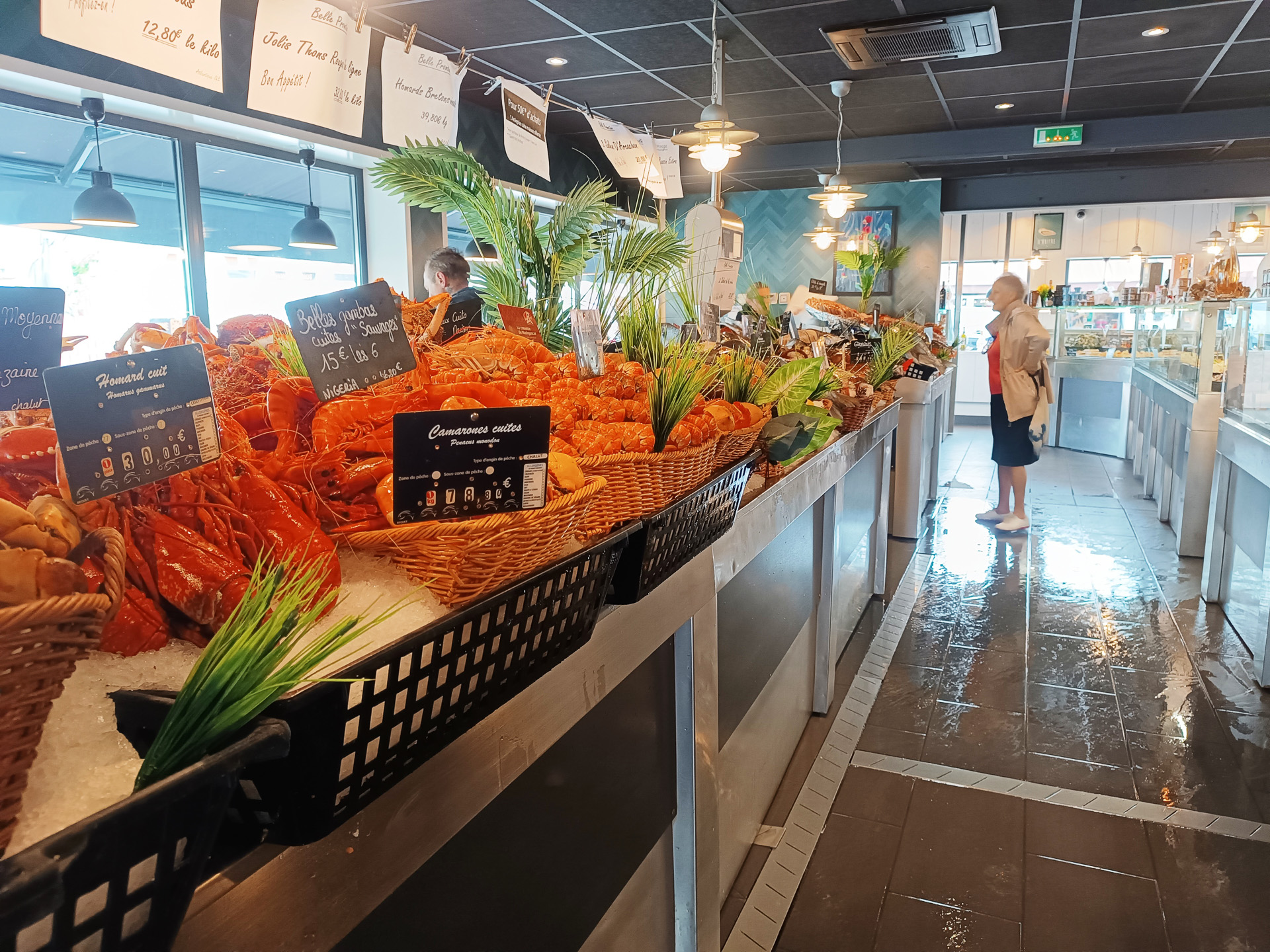 町のお魚屋さんや市場で買った食材はどれも新鮮