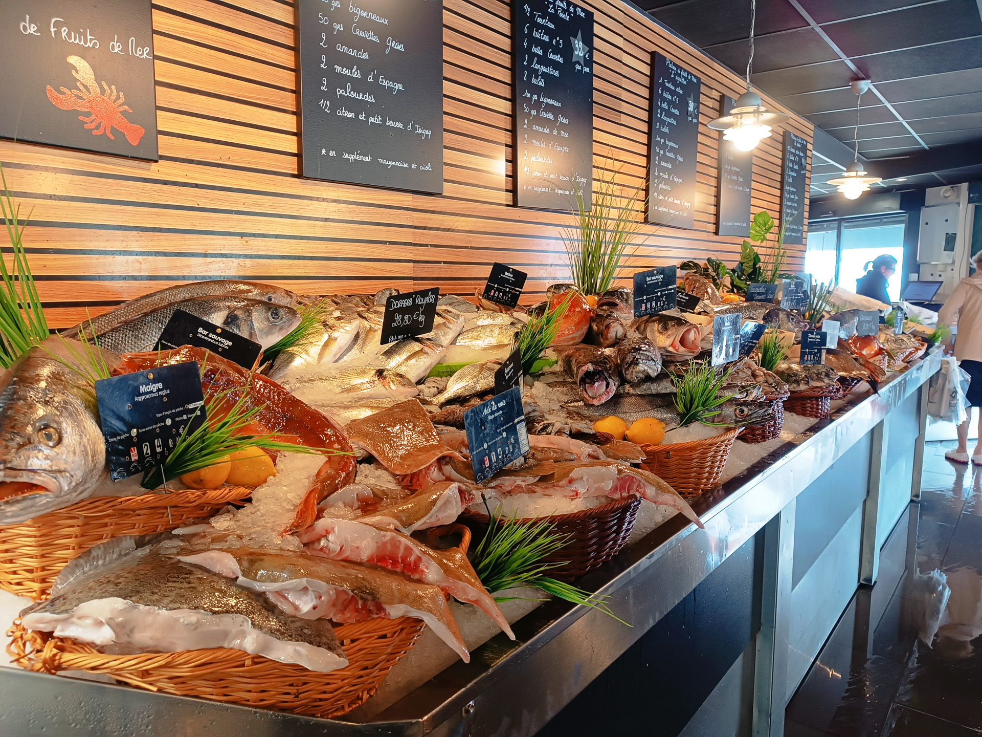 町のお魚屋さんや市場で買った食材はどれも新鮮