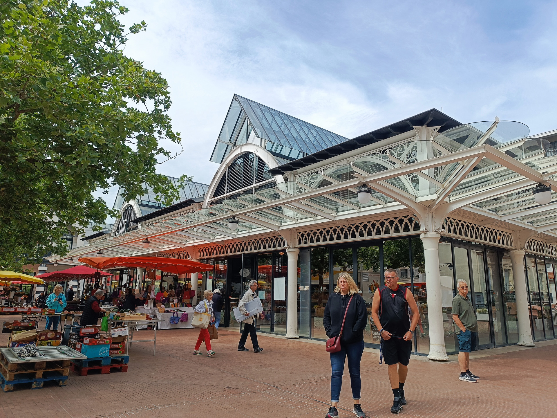 町のお魚屋さんや市場で買った食材はどれも新鮮