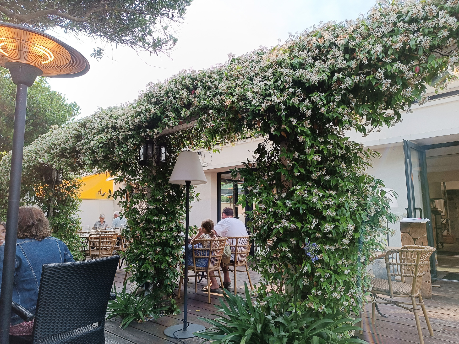 レストラン「<a href="https://www.bistro50.fr/carte-du-bistro-50-restaurant-arcachon" class="n" target="_blank">Bistro'50</a>」は、アルカション市内からクルマで15分ほどかかりますが、すてきなテラス席で季節の新鮮な素材を使った料理を手軽な価格で味わえて、大満足でした