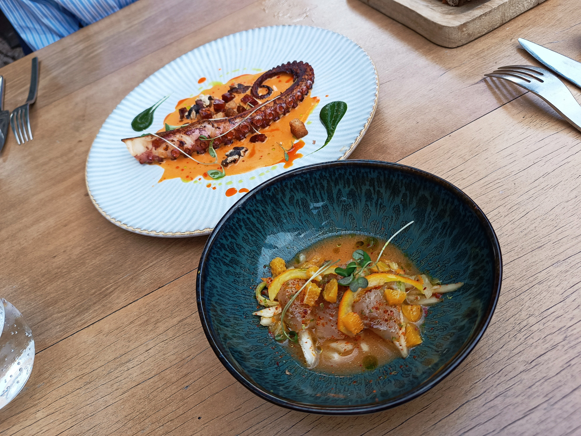 レストラン「<a href="https://www.bistro50.fr/carte-du-bistro-50-restaurant-arcachon" class="n" target="_blank">Bistro'50</a>」は、アルカション市内からクルマで15分ほどかかりますが、すてきなテラス席で季節の新鮮な素材を使った料理を手軽な価格で味わえて、大満足でした