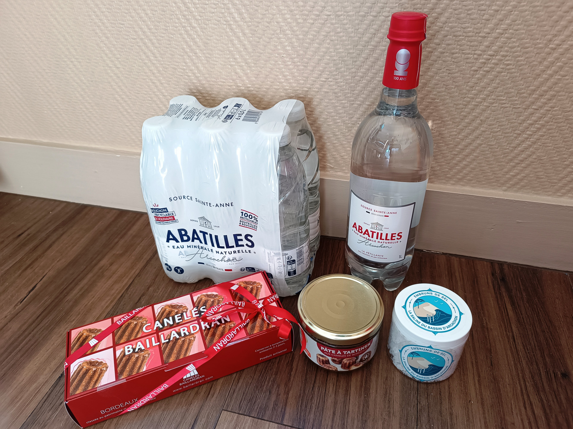 アルカションで買ったお土産。アバティーユのペットボトル水も買いましたが、とてもまろやかな味