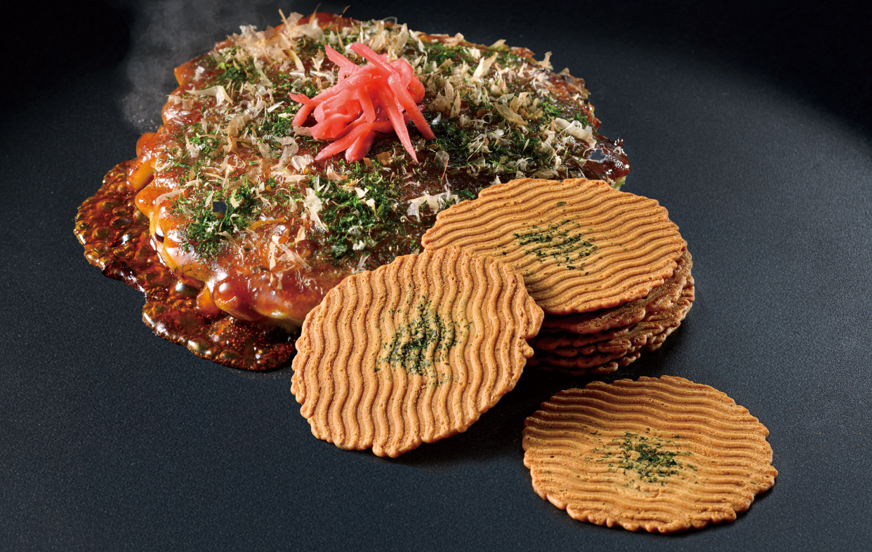 大阪人好みのお好み焼きをせんべいで再現し、大阪のお好みソース味に焼き上げている