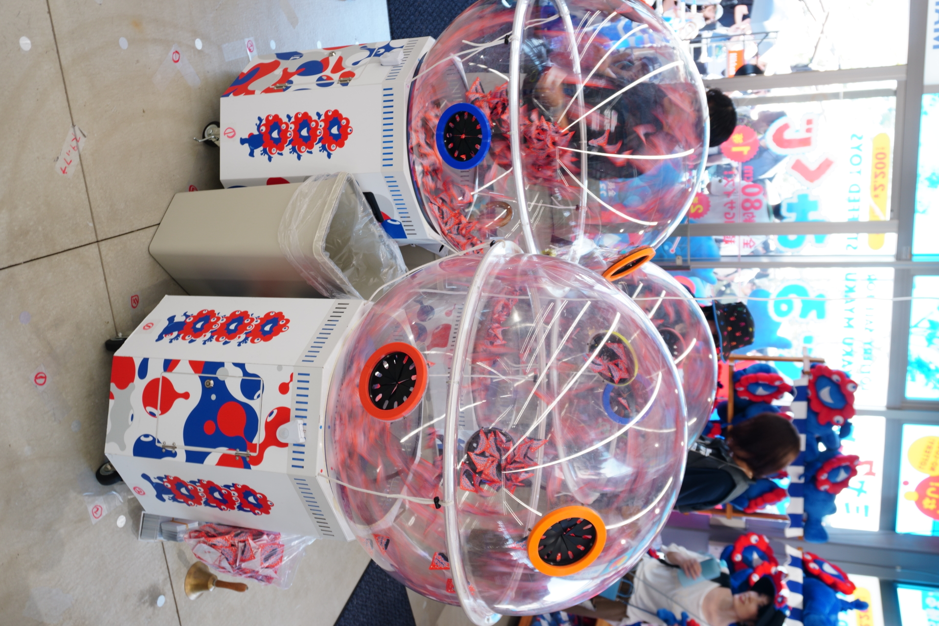 これまでは1台で同時に1人までしか挑戦できなかったが、移転後は1台あたりの穴を増やすことで複数人が同時に挑戦できるようになった