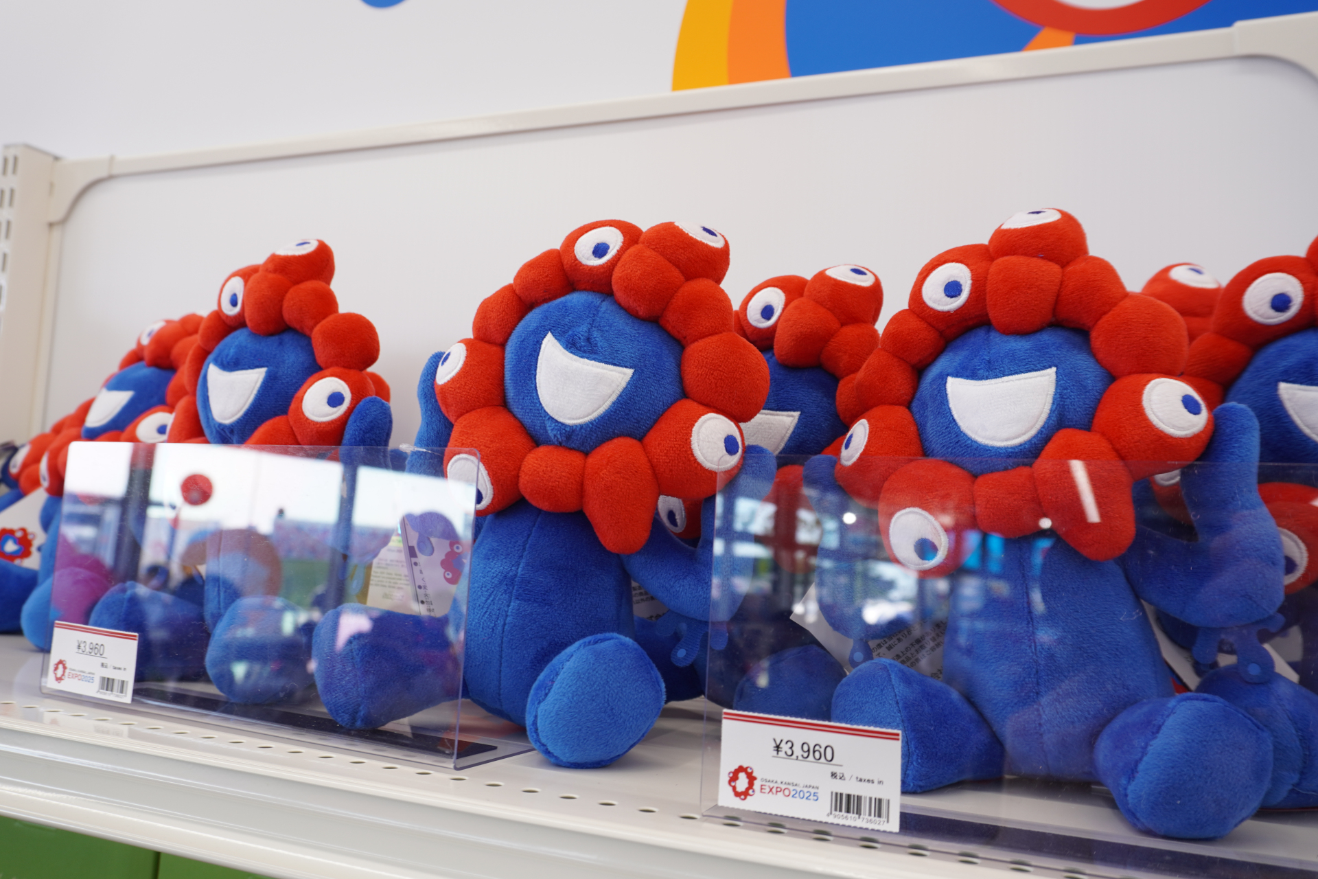 売り場で座りミャクミャクぬいぐるみを発見。ぬいぐるみ・マスコット系はどの商品も人気とのこと