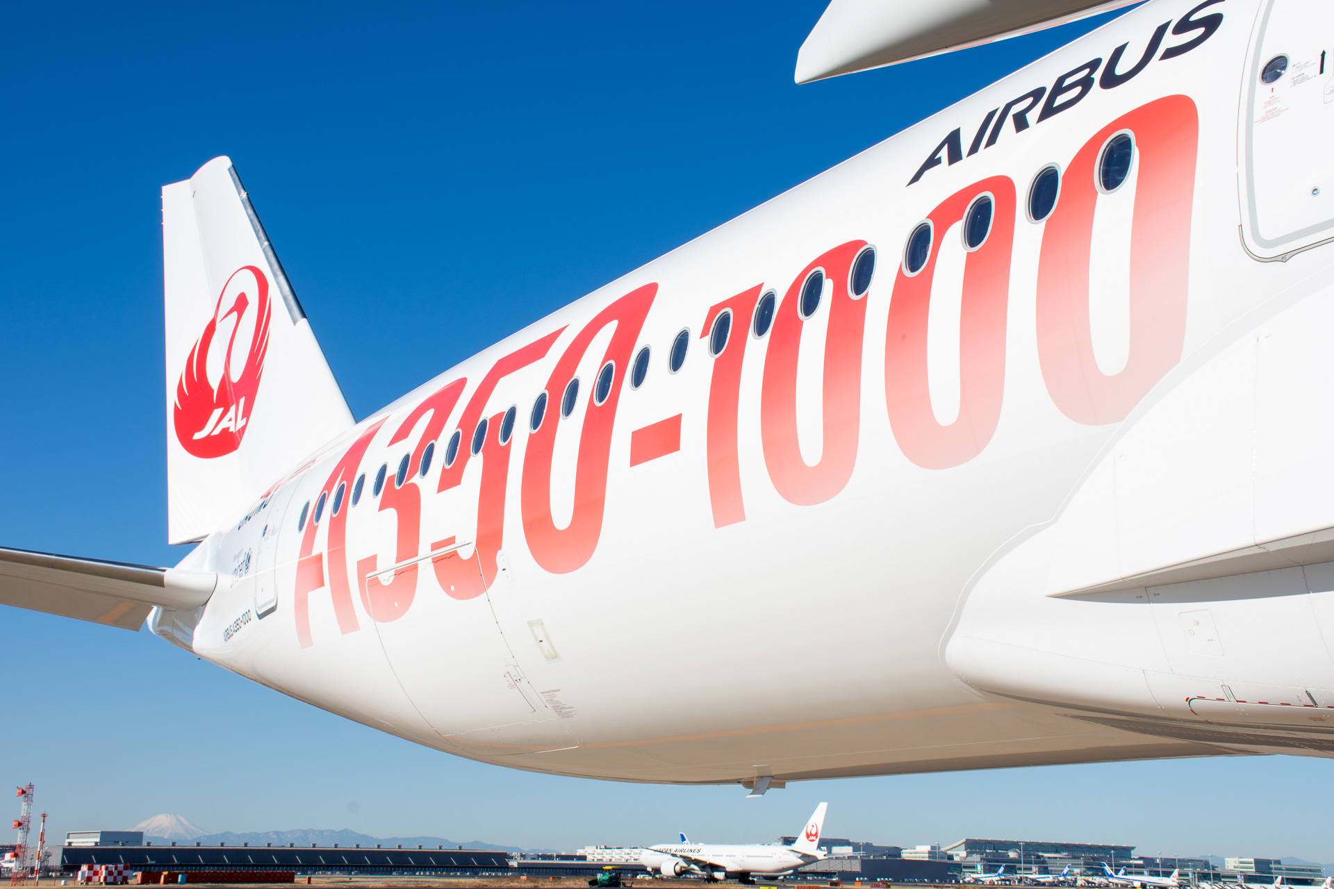 JALのA350-1000初号機の赤い「A350-1000」デカールは7月末まで