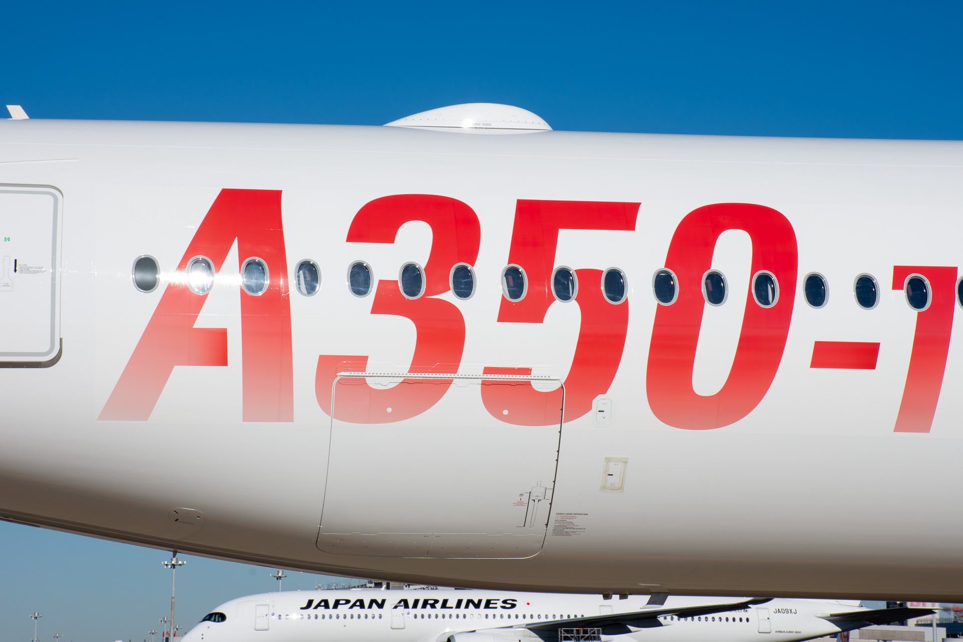 ロゴは下に向かって薄くなるグラデーションを施している