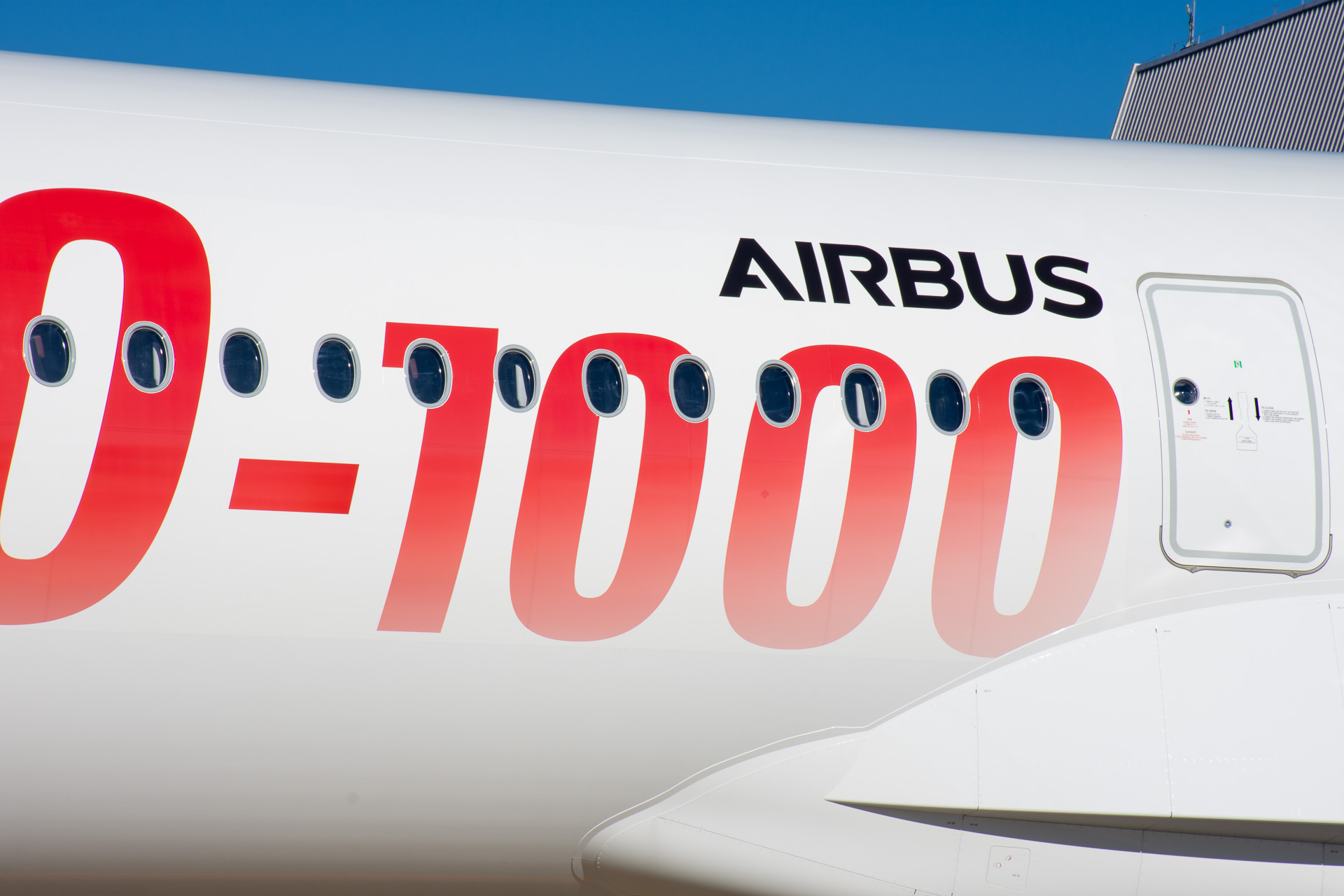 ロゴは下に向かって薄くなるグラデーションを施している