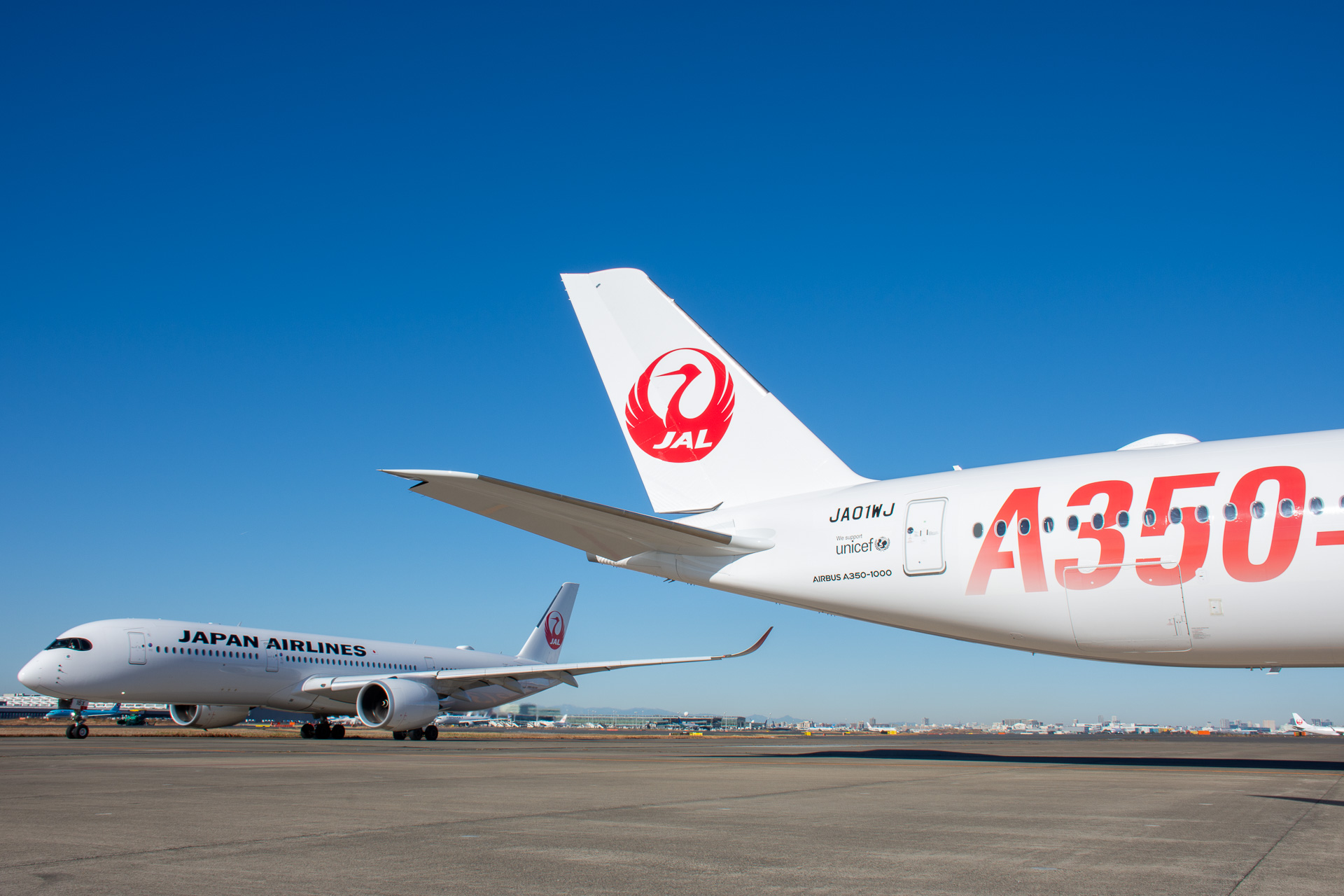 タキシング中のA350-900とともに