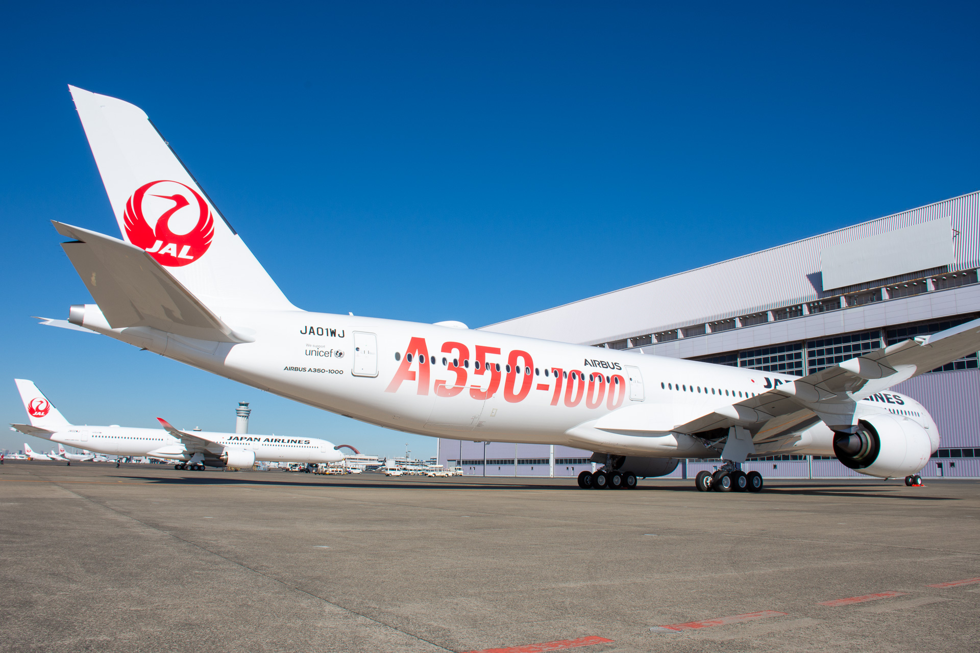 奥に見えるのはA350-1000 2号機