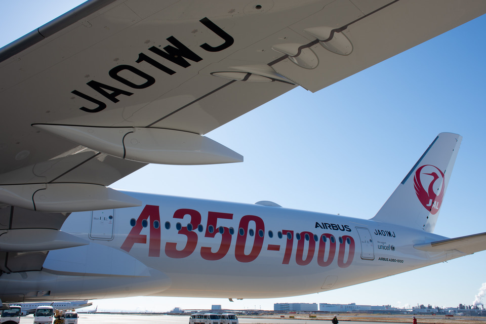 JAL エアバス　A350-900導入初号機　A350の赤文字入特別塗装機 エアバス、赤い「A350」ロゴが入ったJAL向けA350-900初号機の