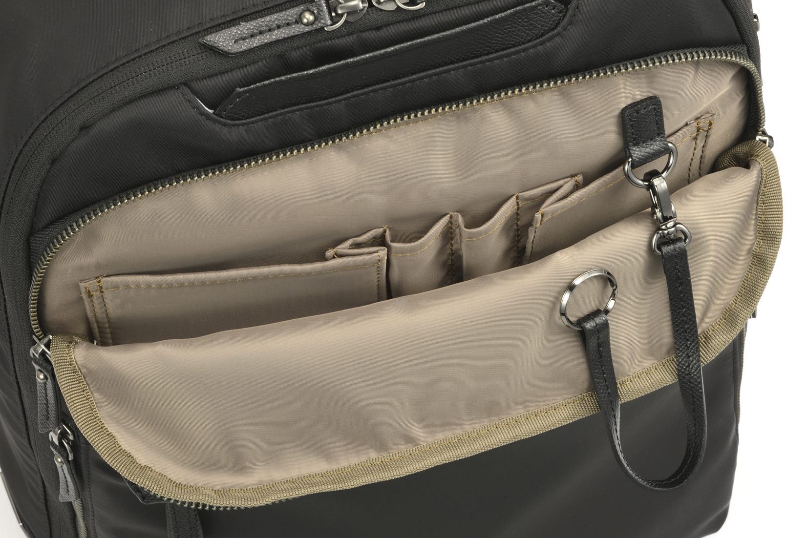 小物の収納に適した「オーガナイザーポケット」と「キーフック」