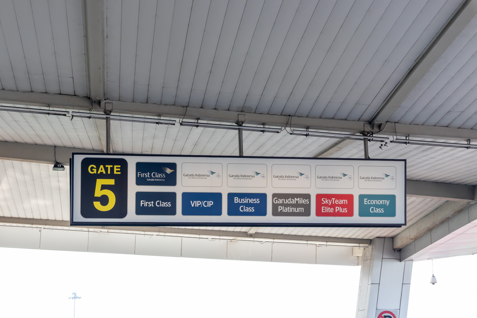 5番ゲートから入ってチェックインカウンターに向かう