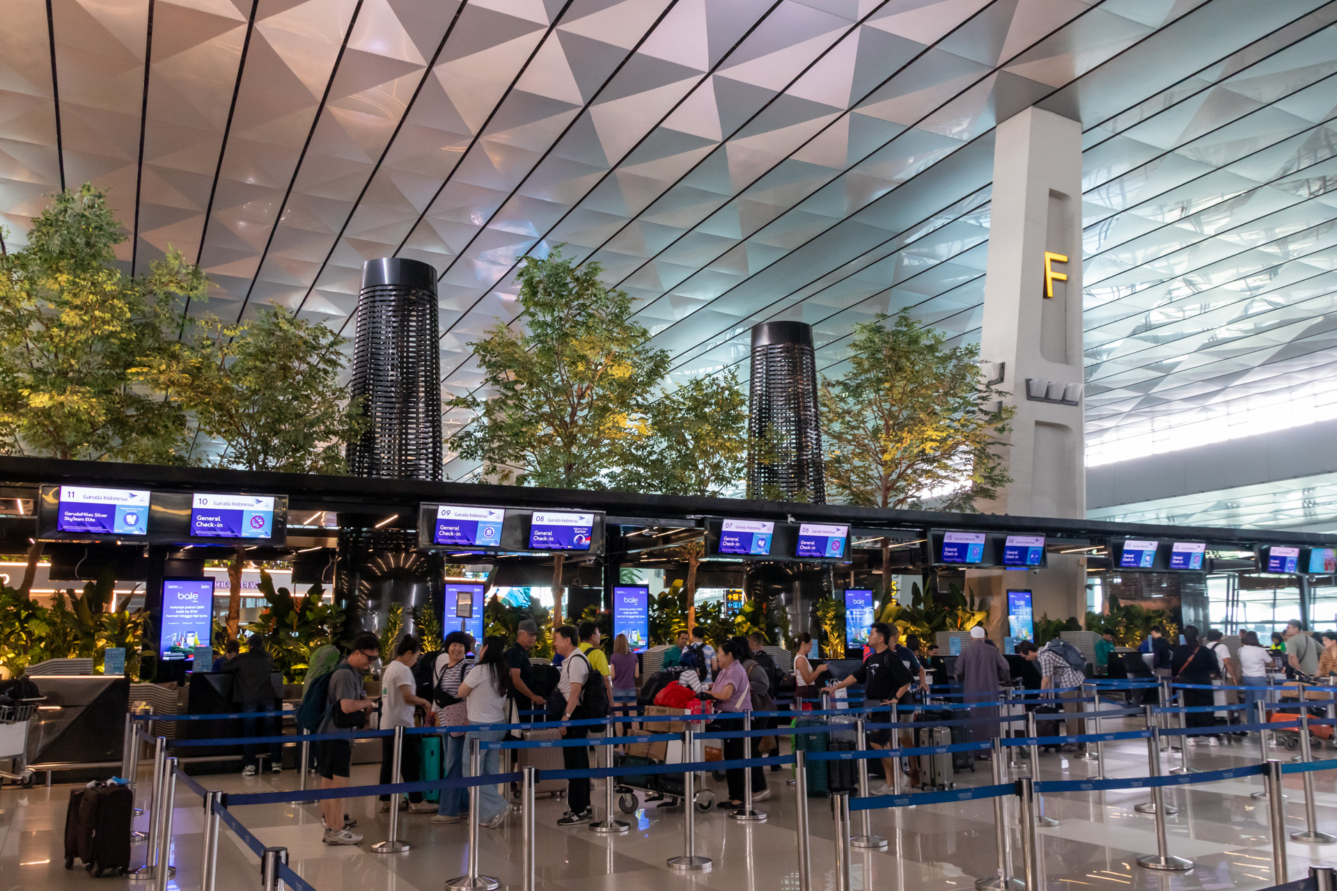 ガルーダの国内線はFカウンター