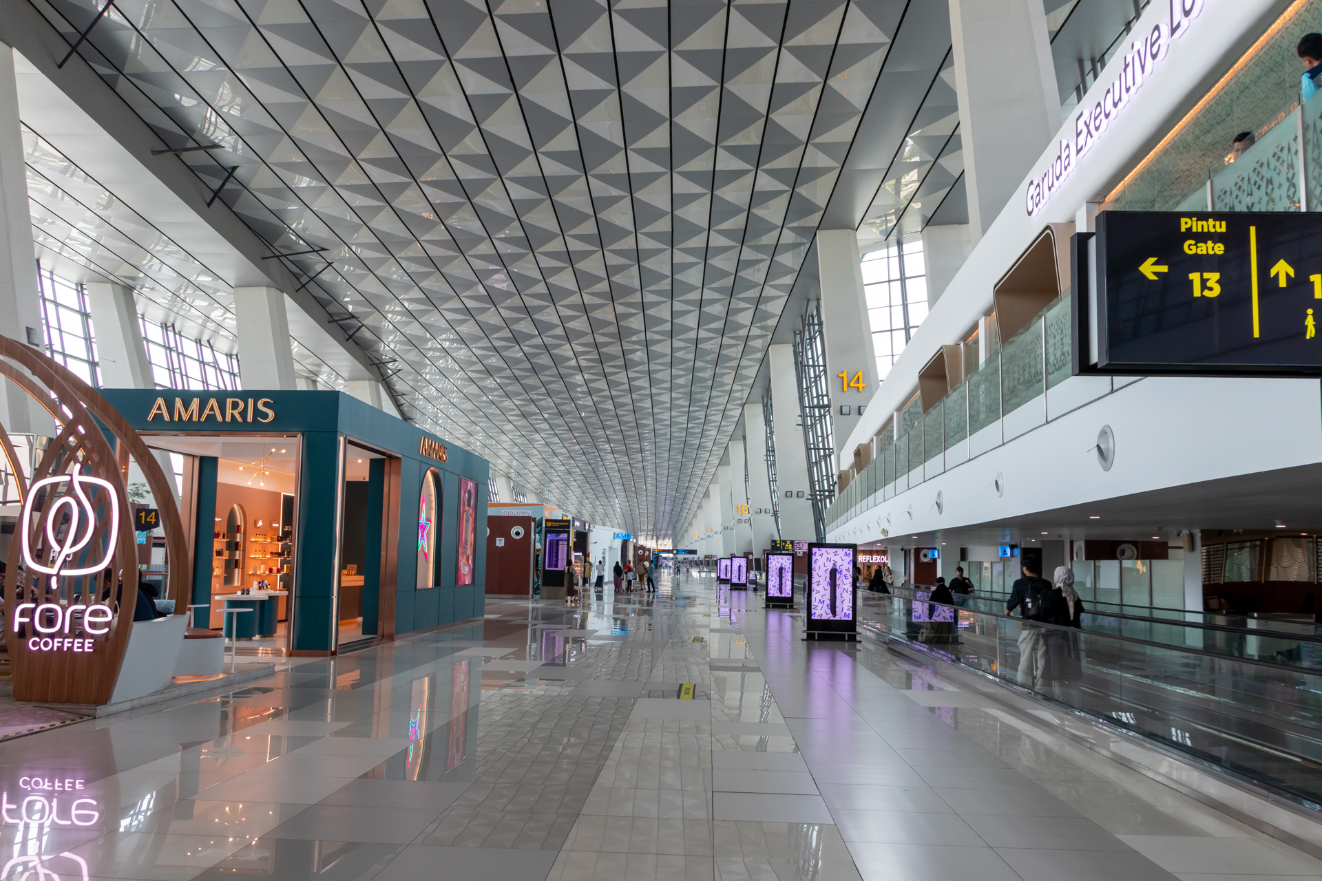 延々と続くメイン通路