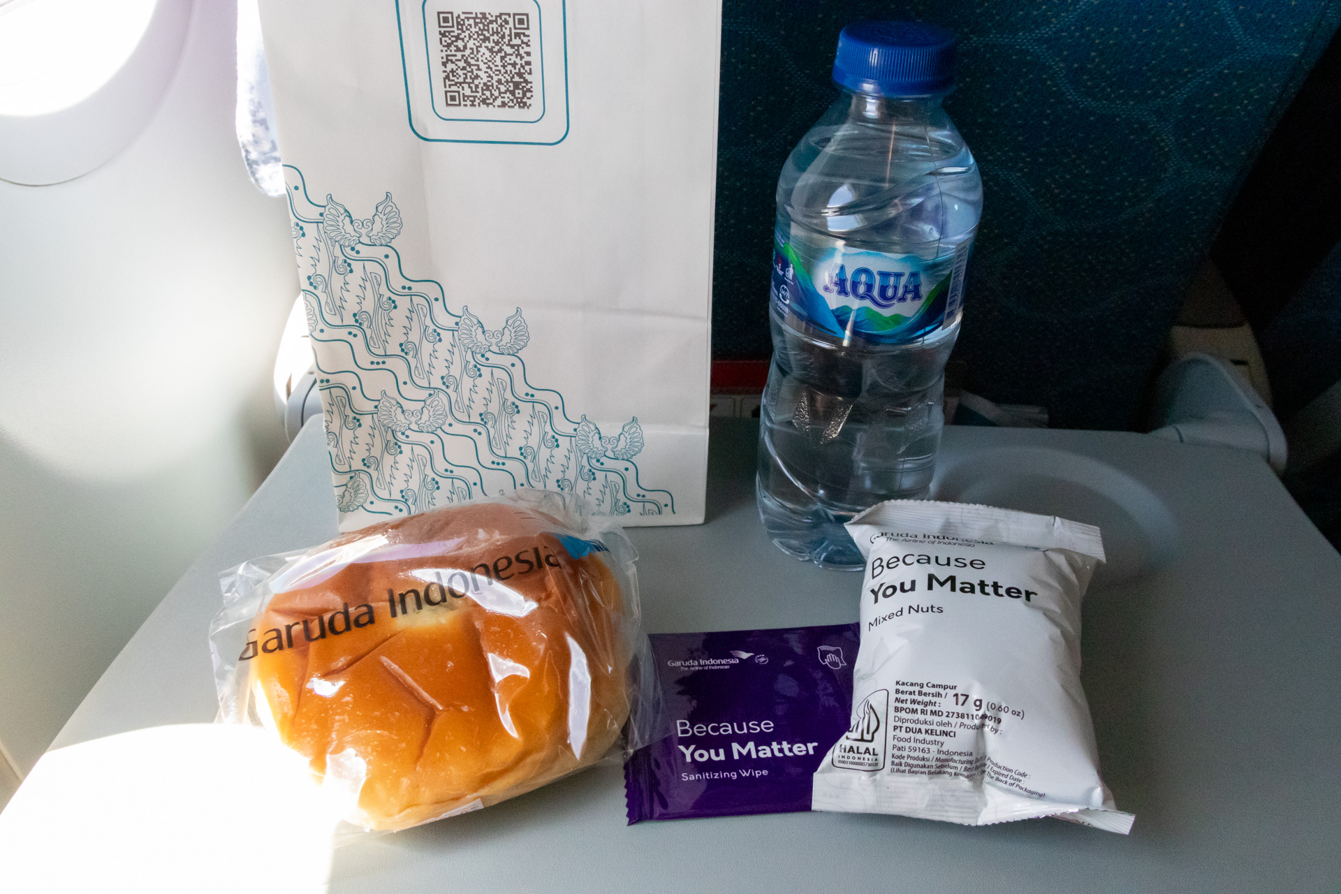 フライト時間が短いのでワンハンドで食べられるのはありがたい