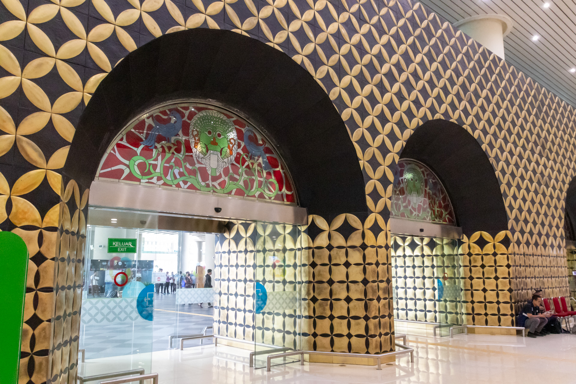 インドネシアらしいアートで彩られている