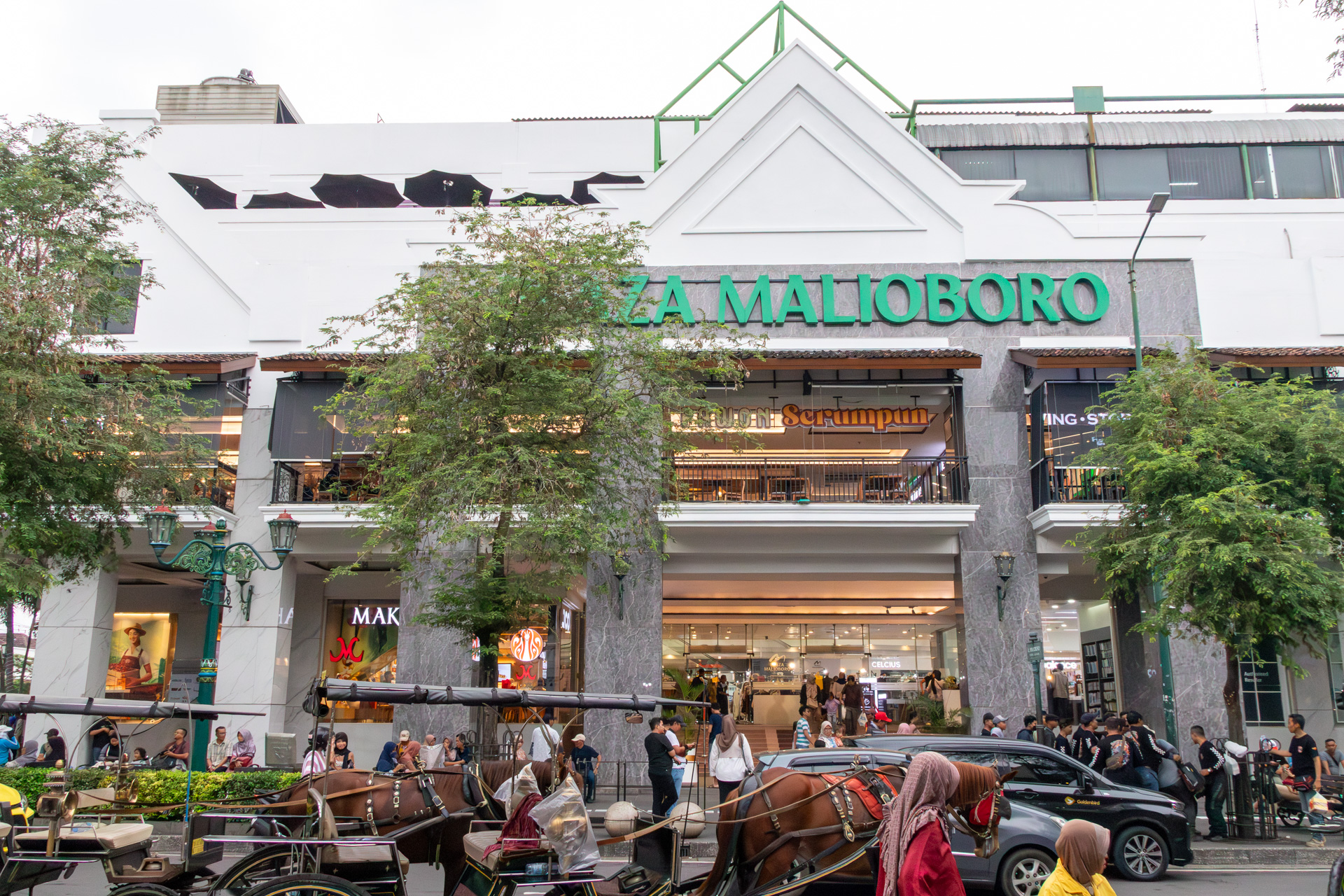 メインストリートのマリオボロ通りはとてもにぎやか