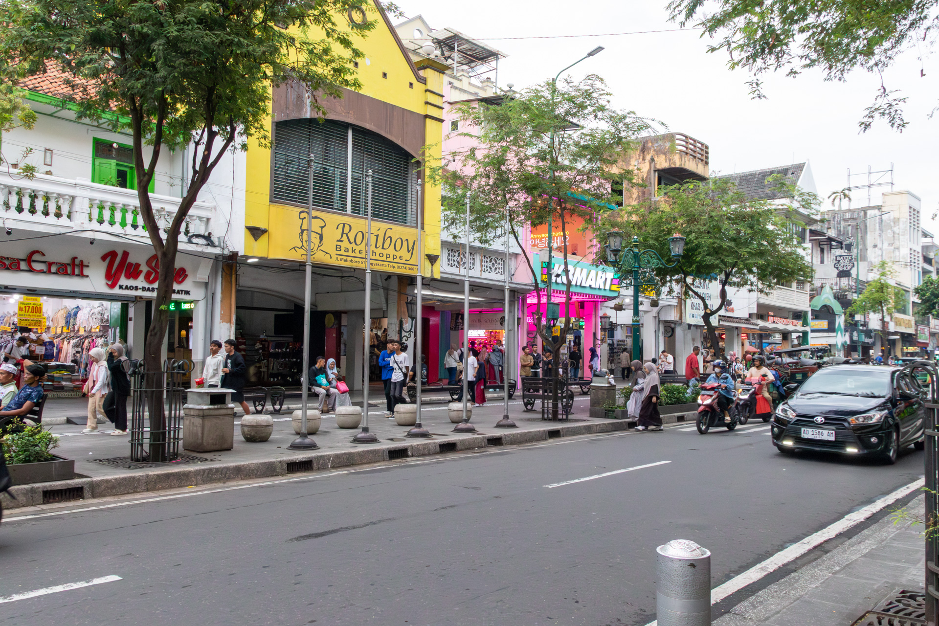 いろいろなショップが軒を連ねている