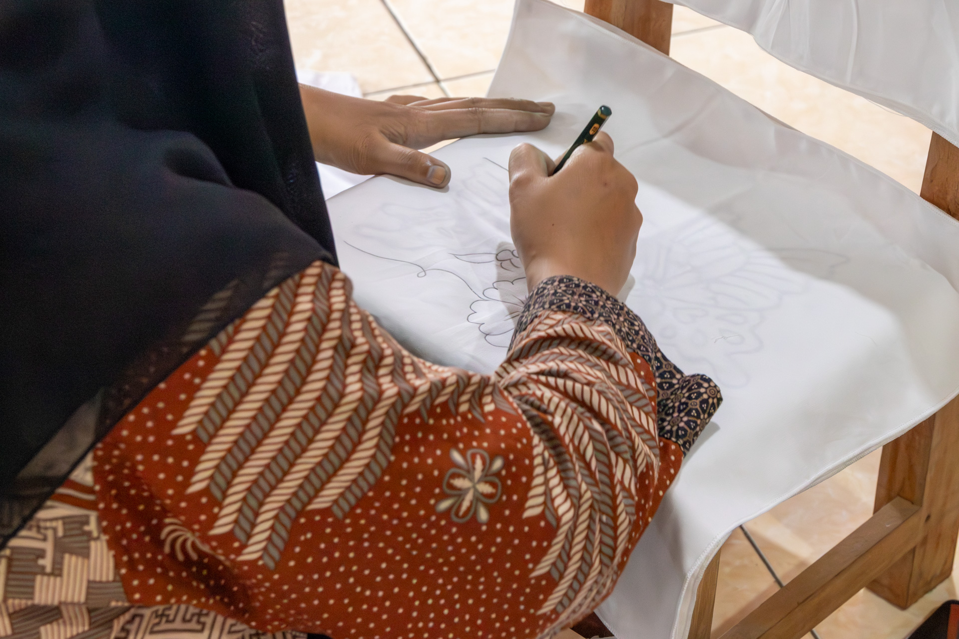 布地に下絵を描く