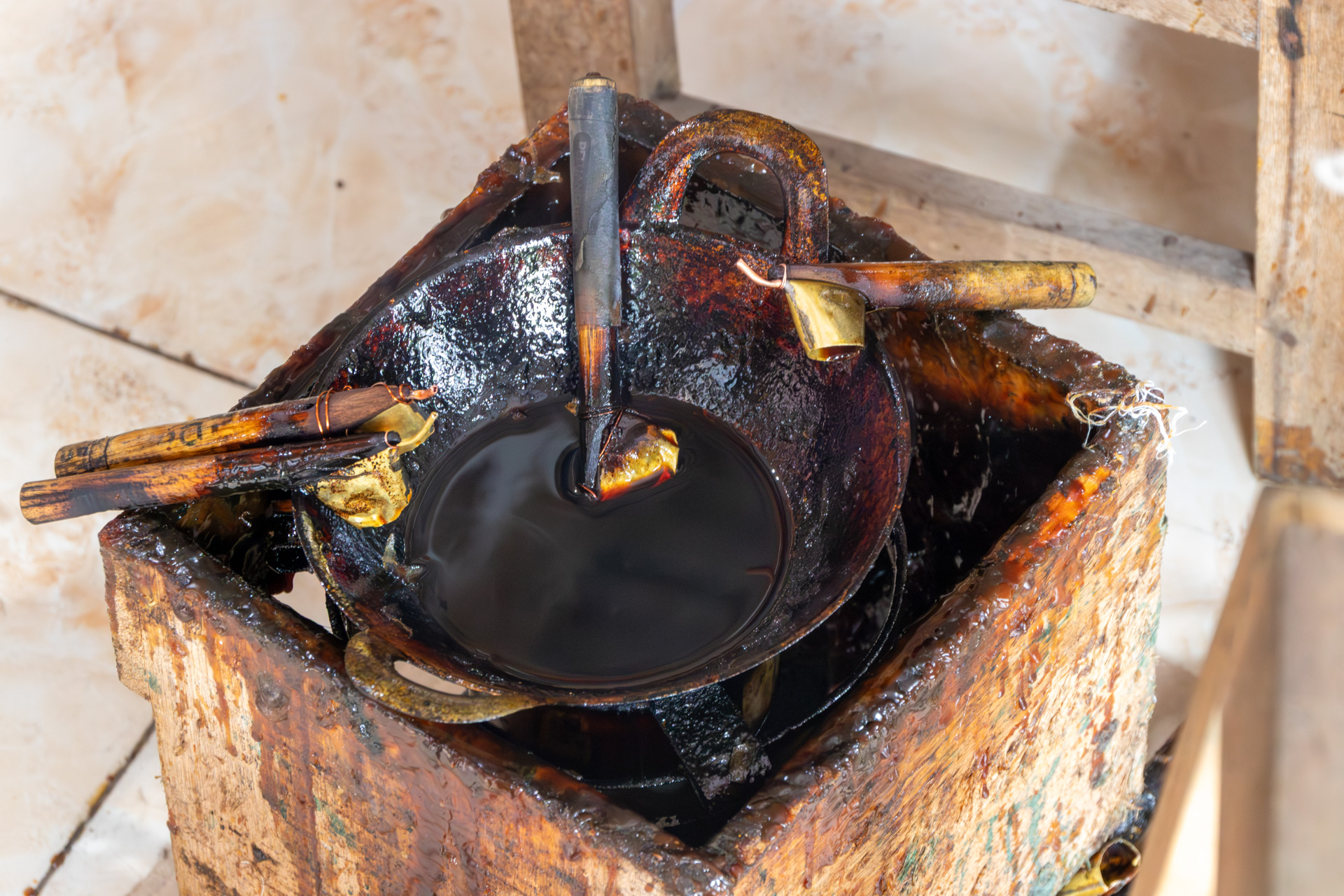 ろうを溶かして専用の道具でのせていく