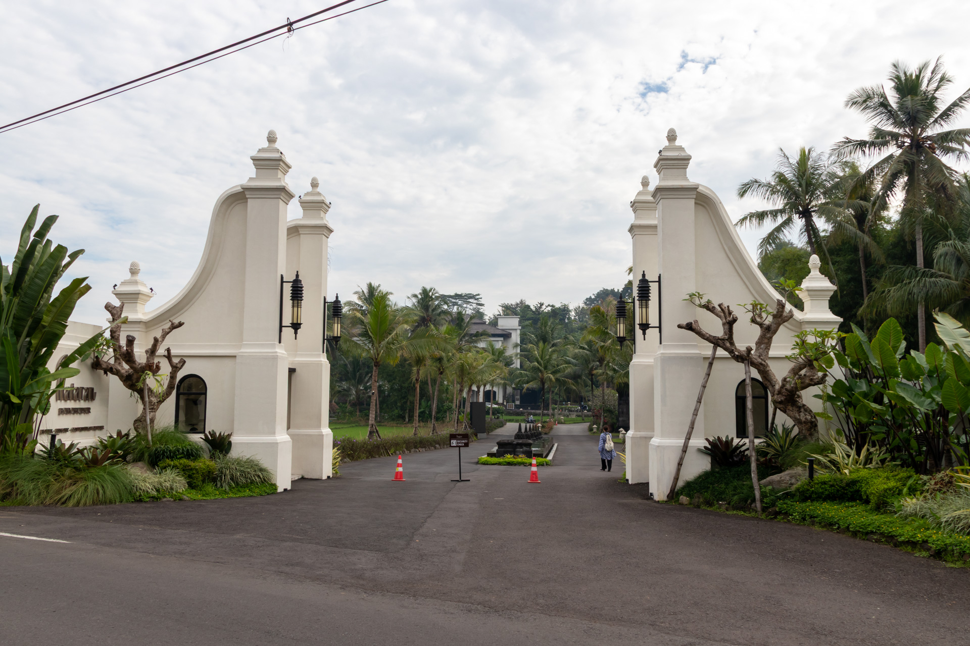 立派な門構えのプラタラン ヘリテージ ボロブドゥール