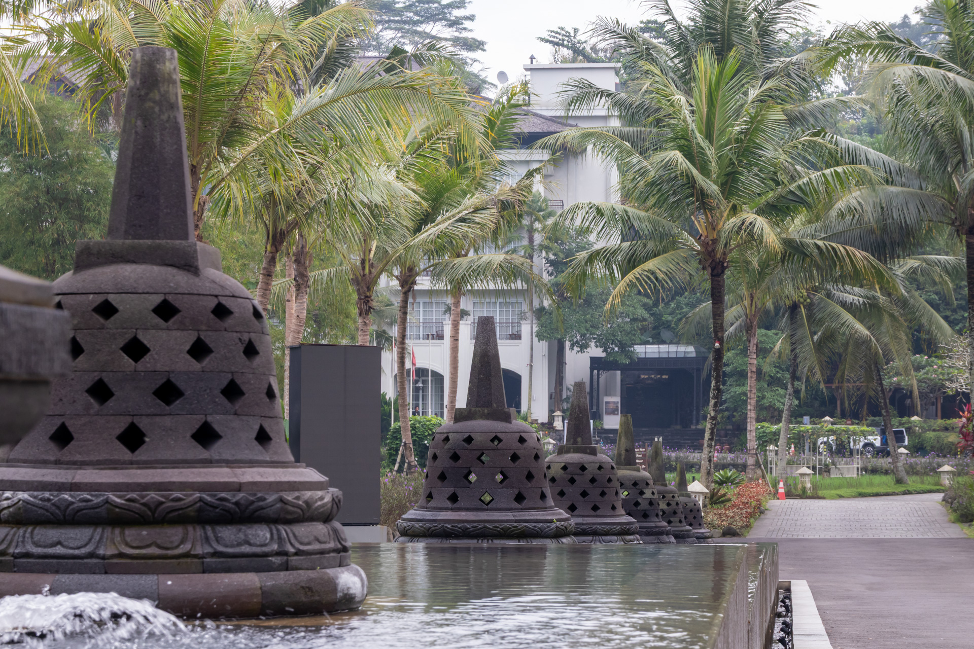 ストゥーパ（仏塔）がお出迎え